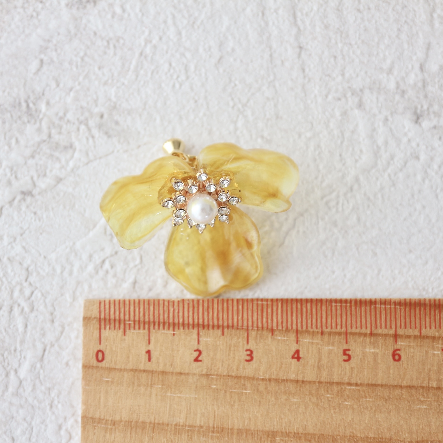 イエローマーブルのフラワー×パールとガラスドームの葡萄チャーム2way大ぶりイヤリング（ピアス変更可）の画像5