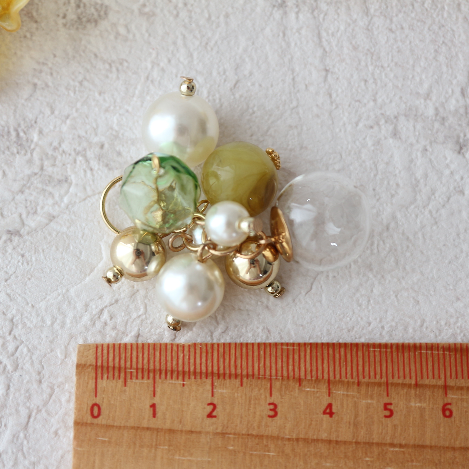 イエローマーブルのフラワー×パールとガラスドームの葡萄チャーム2way大ぶりイヤリング（ピアス変更可）の画像6