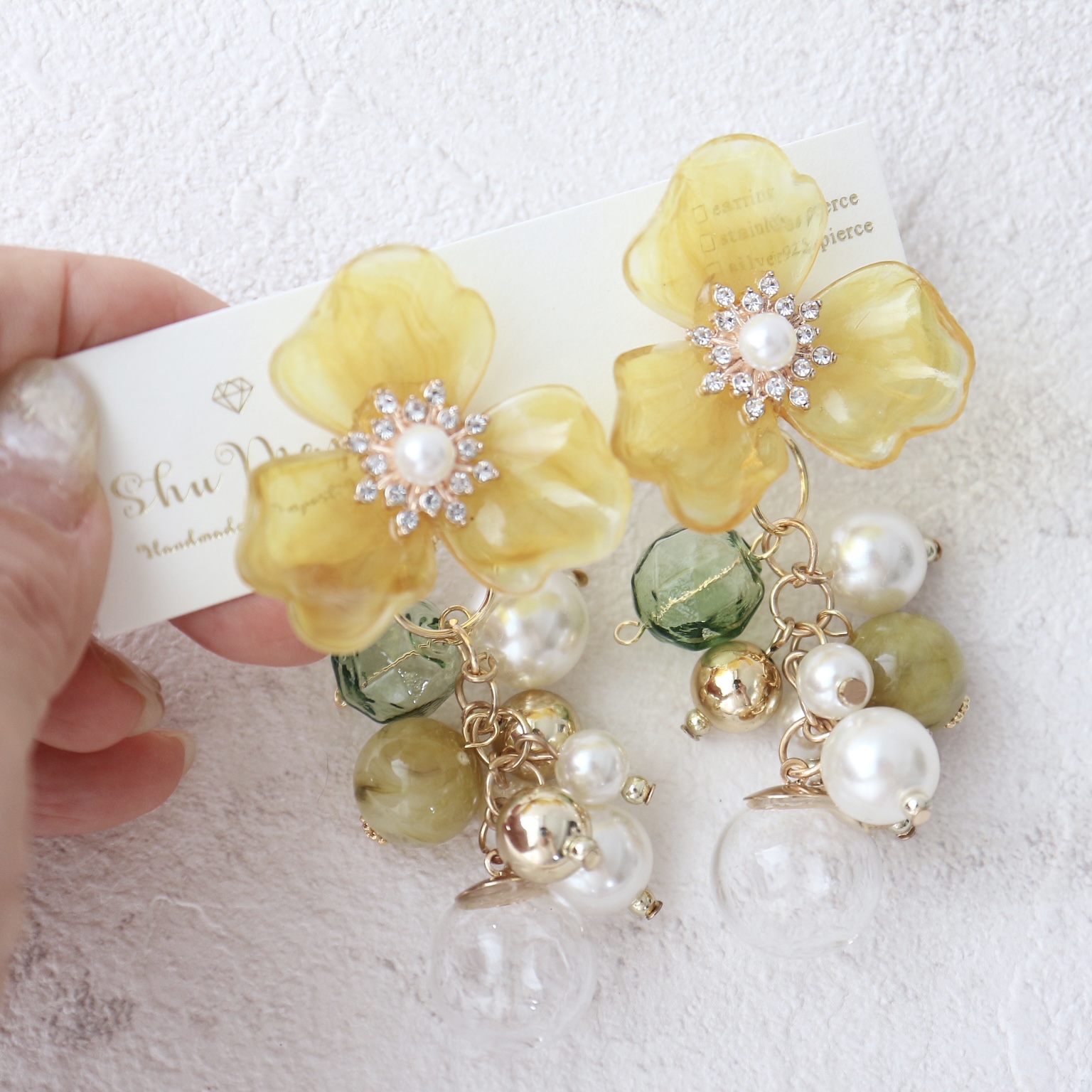 イエローマーブルのフラワー×パールとガラスドームの葡萄チャーム2way大ぶりイヤリング（ピアス変更可）の画像8