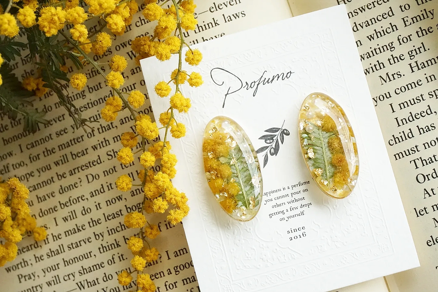 フラワーレジンオーバル(ミモザ)ピアスの画像2