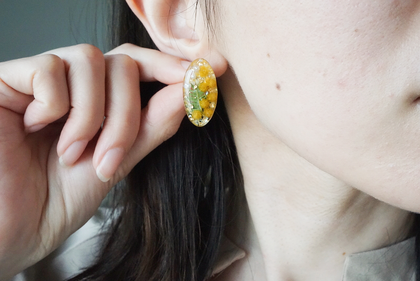 フラワーレジンオーバル(ミモザ)ピアスの画像3