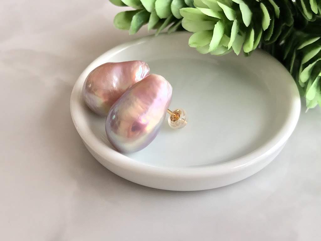 K18 エジソンパール しずくバロック スタッドピアス Pink Blueの画像3