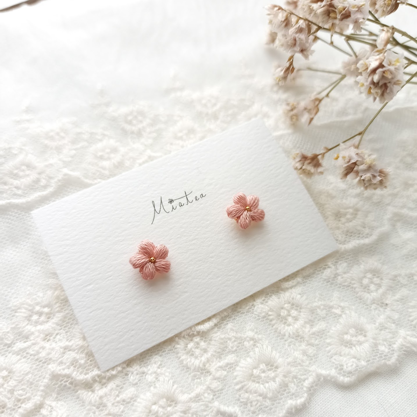 一粒花＊＃02-プラム＊刺繍糸のお花のピアス・イヤリングの画像2