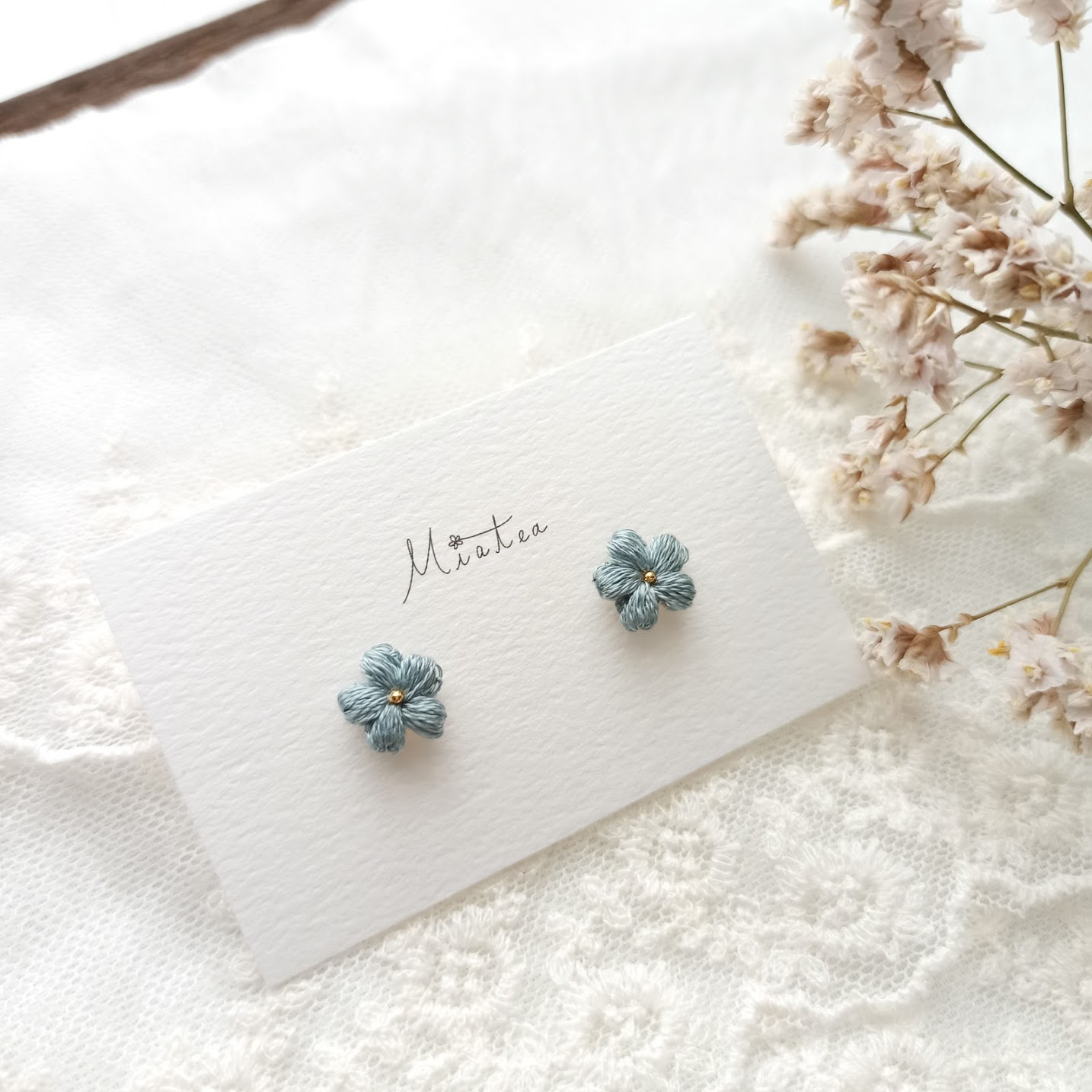 一粒花＊＃03-ホリゾンブルー＊刺繍糸のお花のピアス・イヤリング