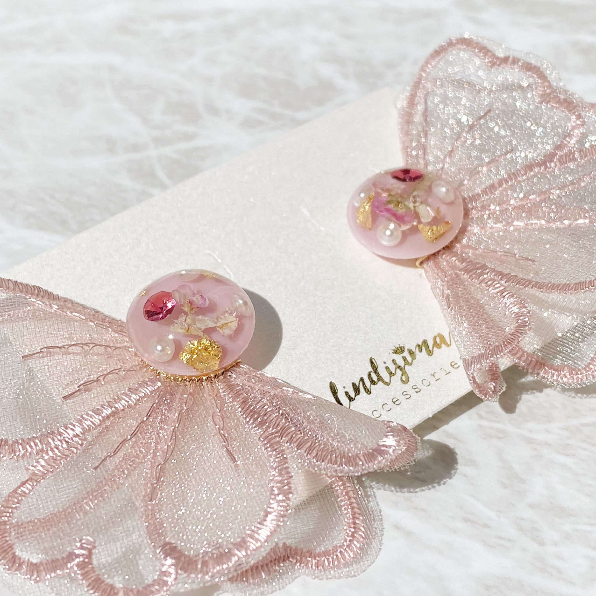 オーガンジー花刺繍とレジンビジューのピアスの画像2