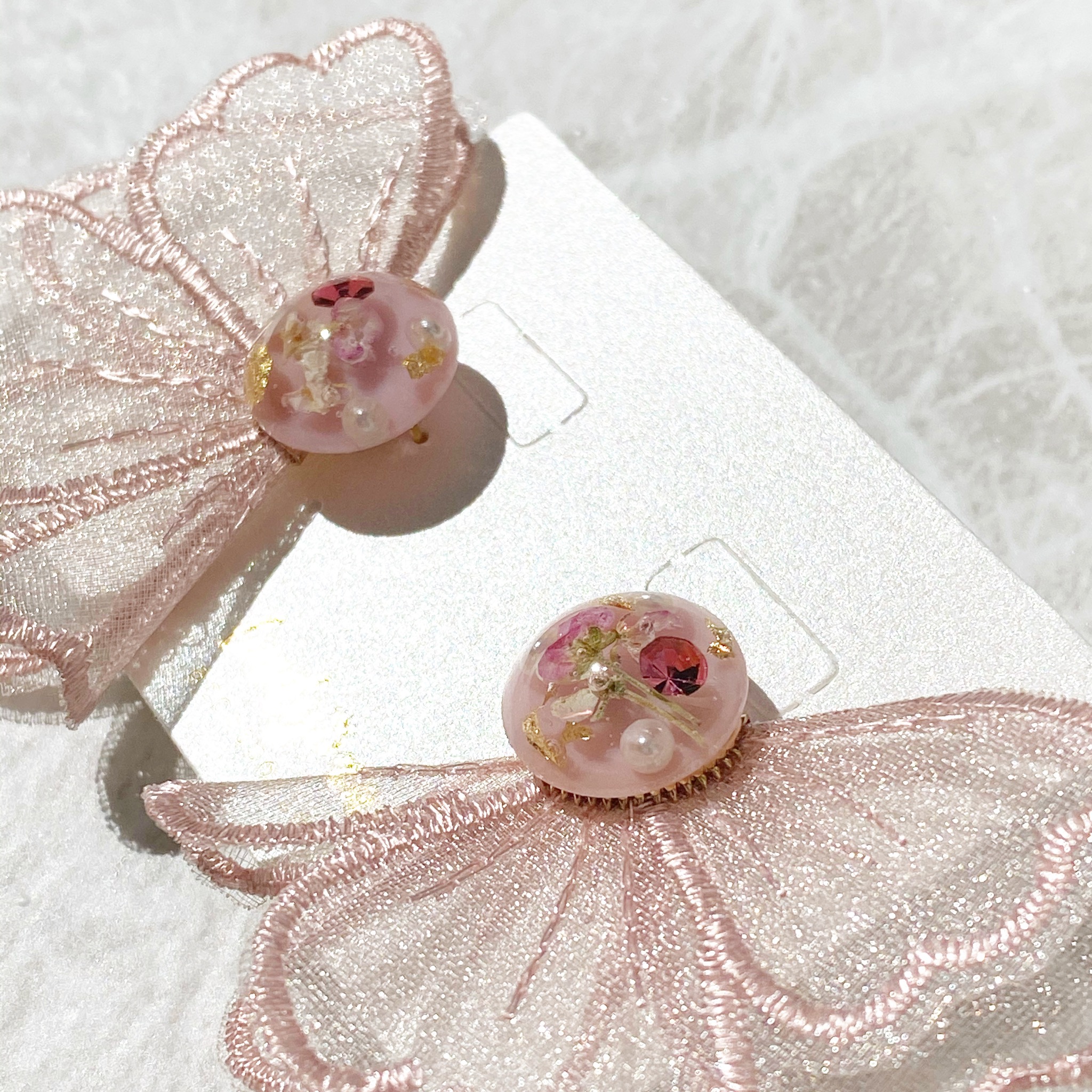 オーガンジー花刺繍とレジンビジューのピアスの画像3
