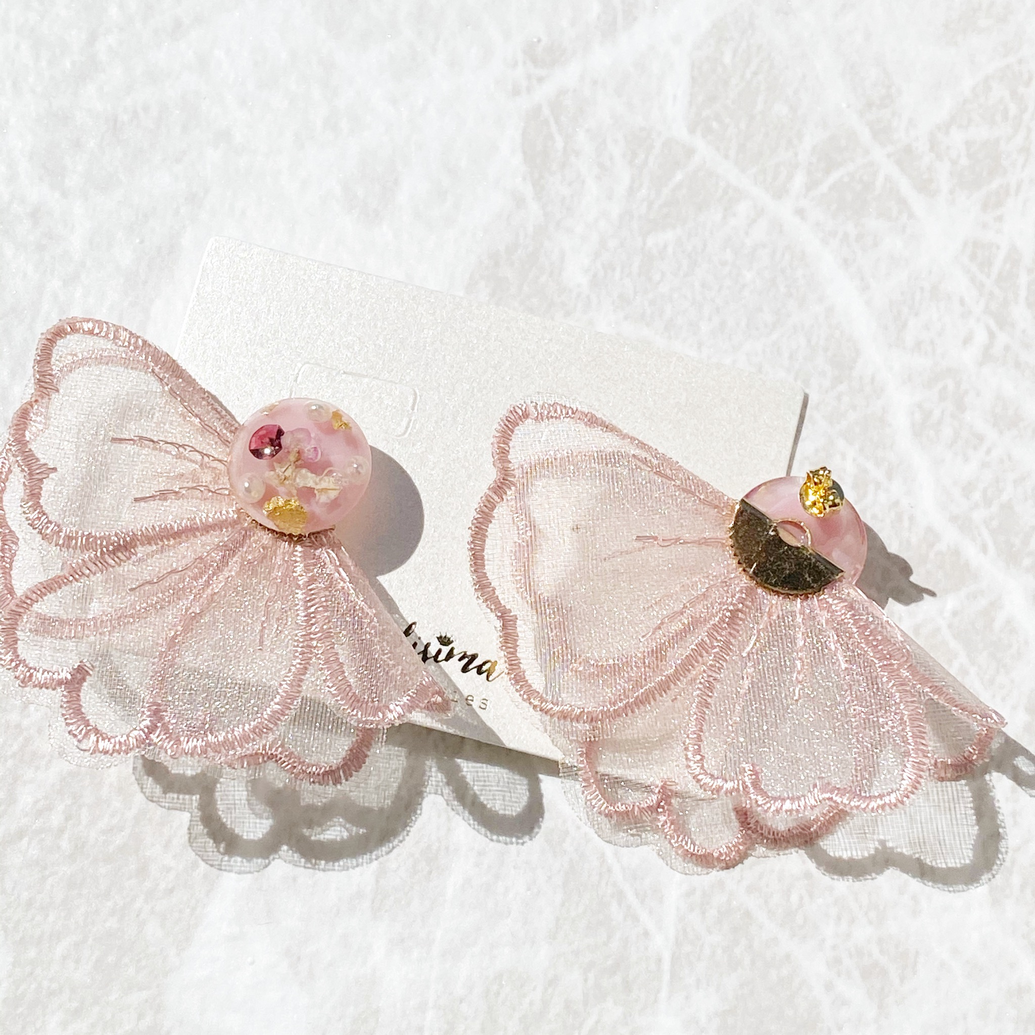 オーガンジー花刺繍とレジンビジューのピアスの画像4