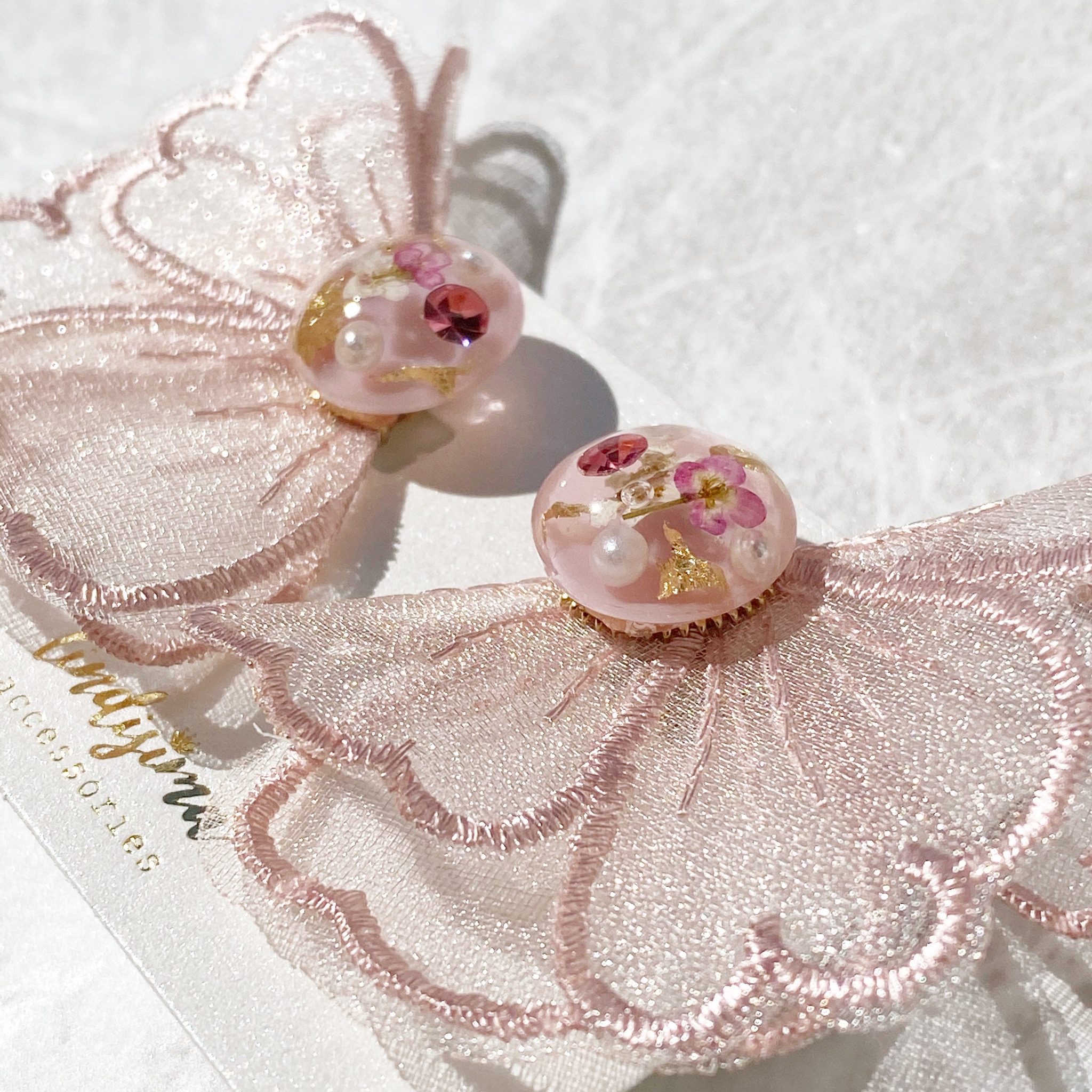 オーガンジー花刺繍とレジンビジューのイヤリングの画像2