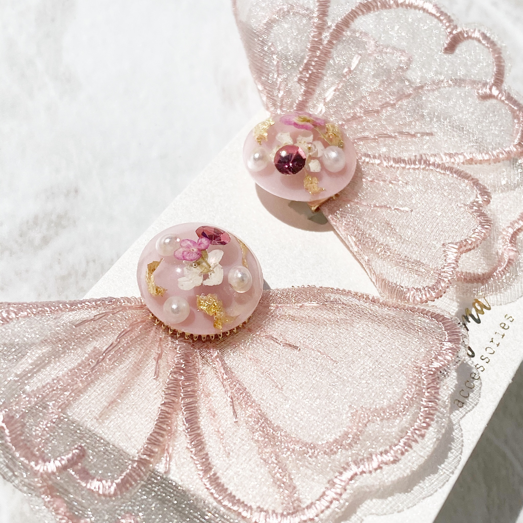 オーガンジー花刺繍とレジンビジューのイヤリングの画像3