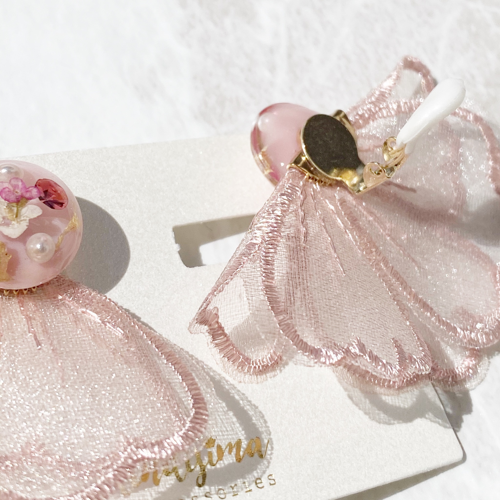 オーガンジー花刺繍とレジンビジューのイヤリングの画像4