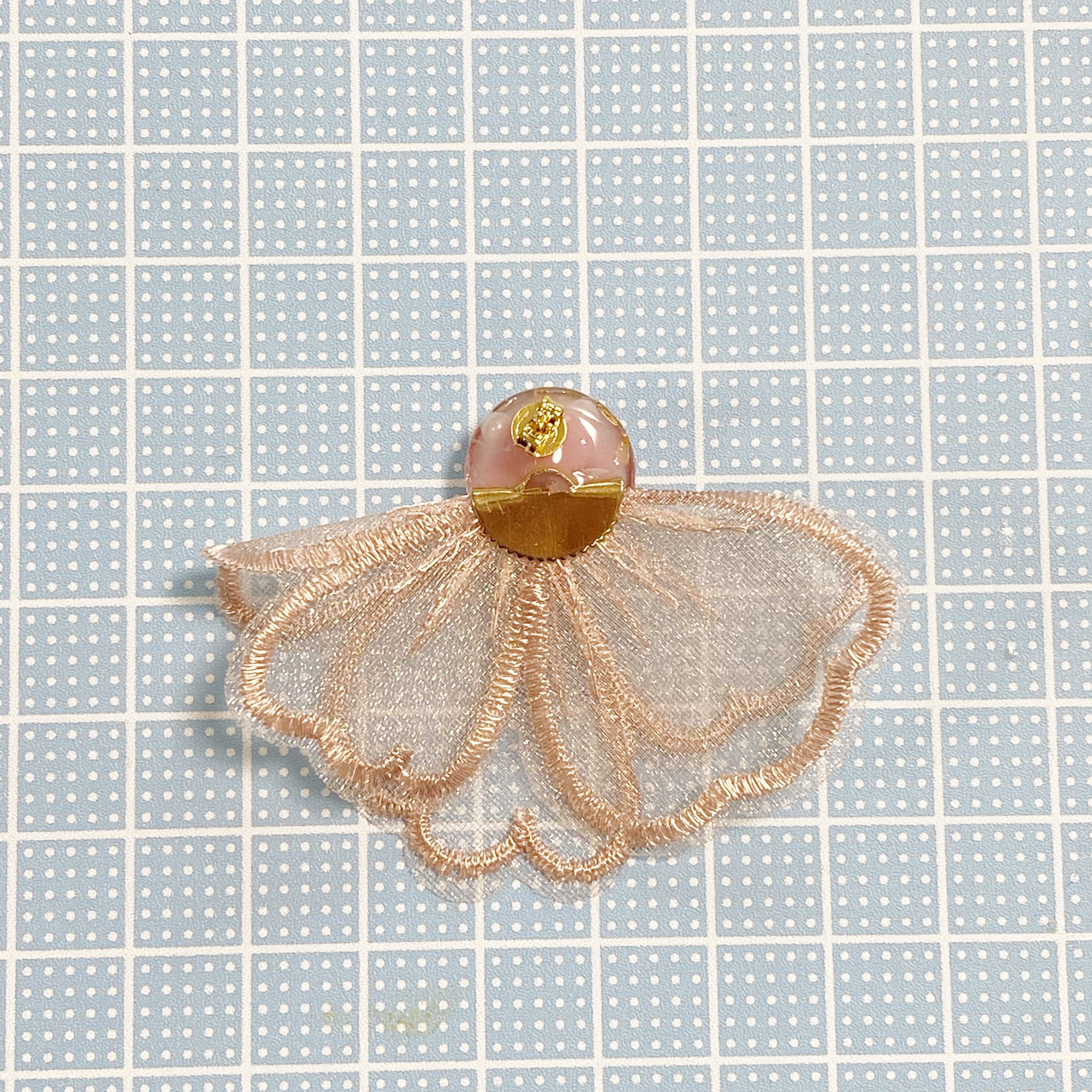 オーガンジー花刺繍とレジンビジューのイヤリングの画像5