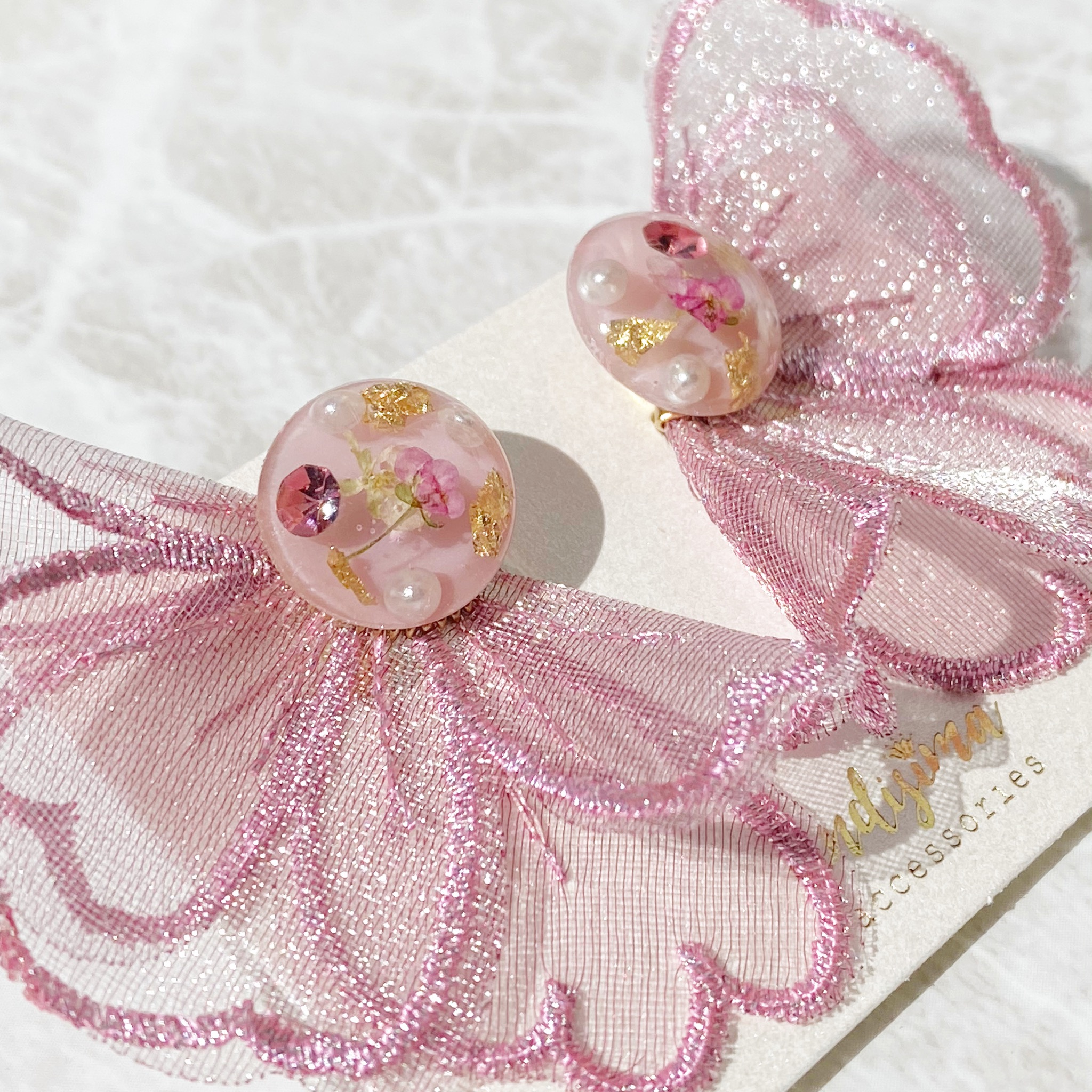 オーガンジー花刺繍とレジンビジューのイヤリングの画像2