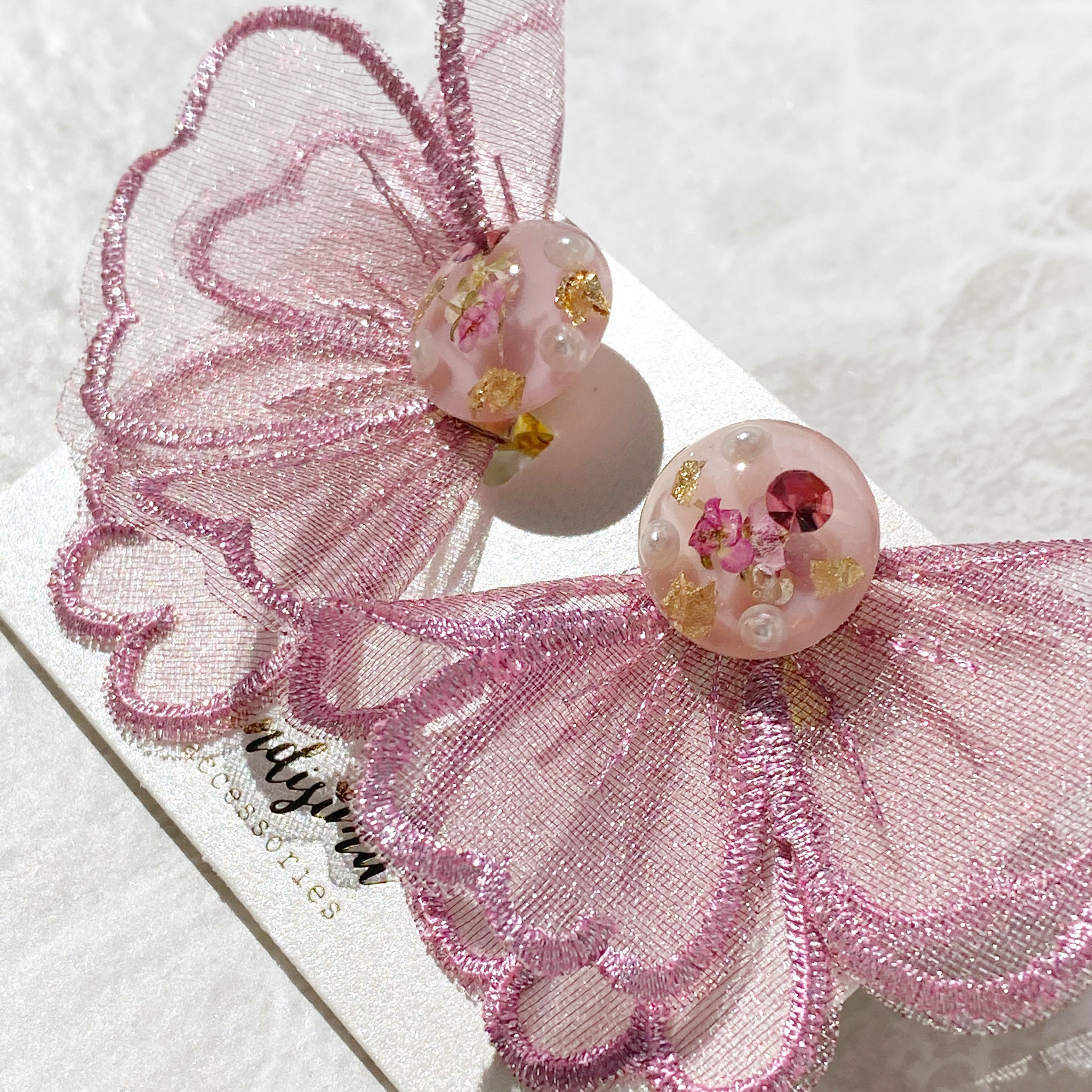 オーガンジー花刺繍とレジンビジューのイヤリングの画像3