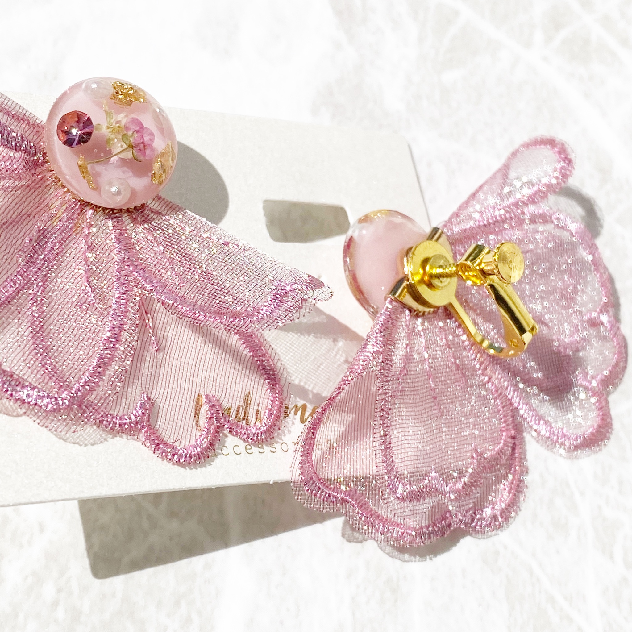 オーガンジー花刺繍とレジンビジューのイヤリングの画像4