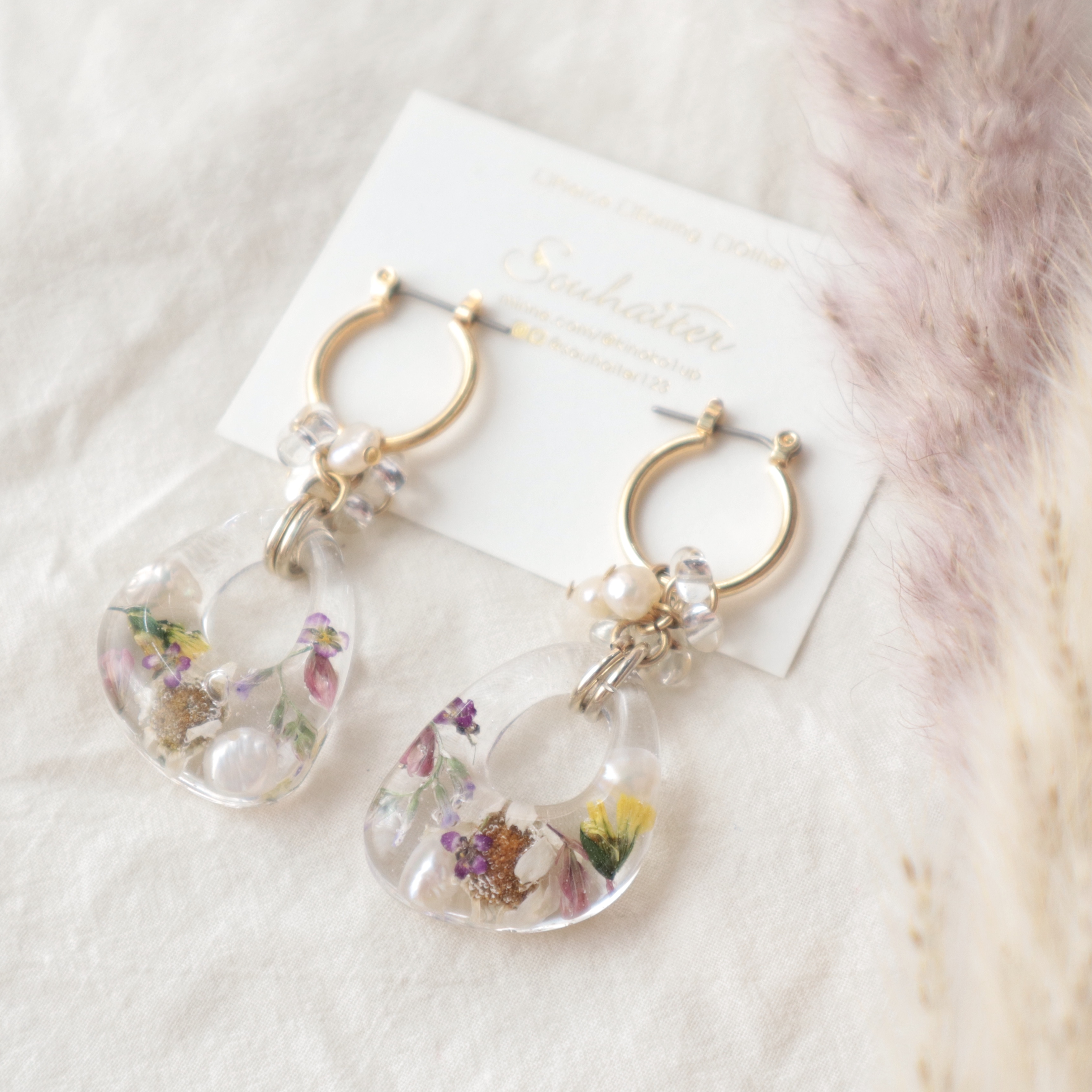 しゃらしゃらチャームとボタニカルフープのピアス/イヤリングの画像3