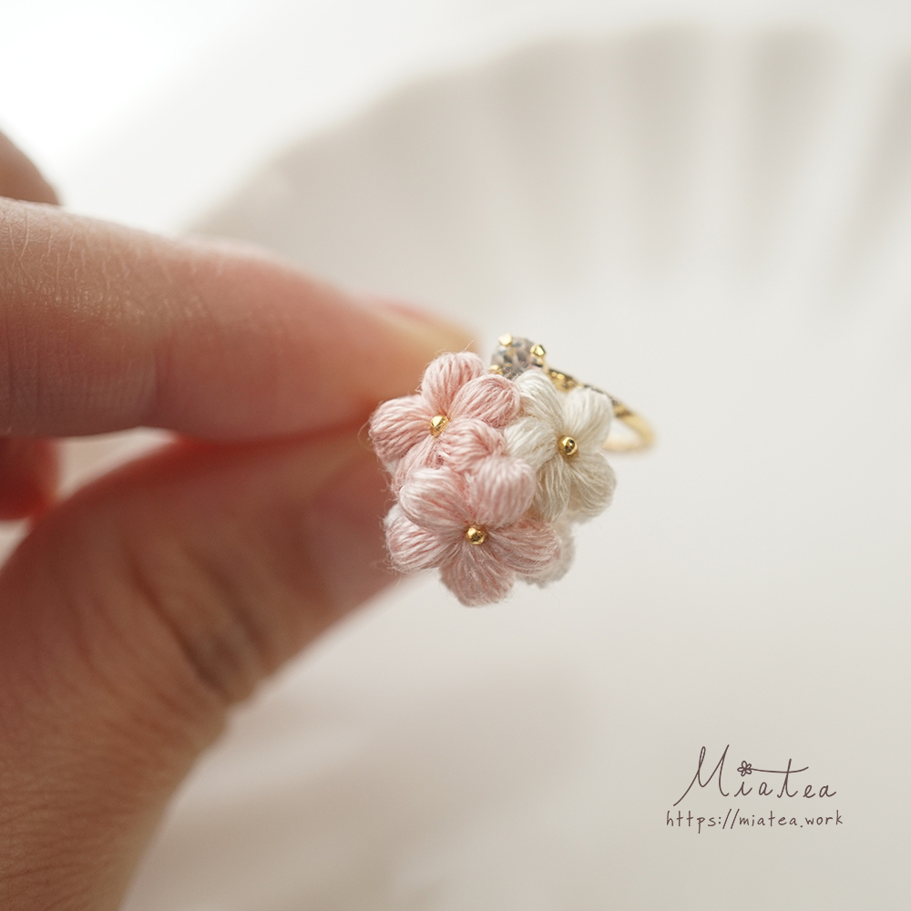 三つ花のシンプルリング（フリーサイズ）＊刺繍糸のお花の画像3