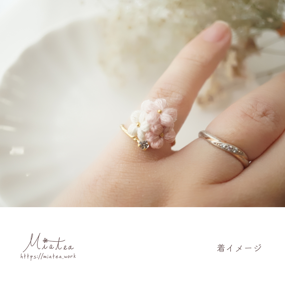 三つ花のシンプルリング（フリーサイズ）＊刺繍糸のお花の画像4
