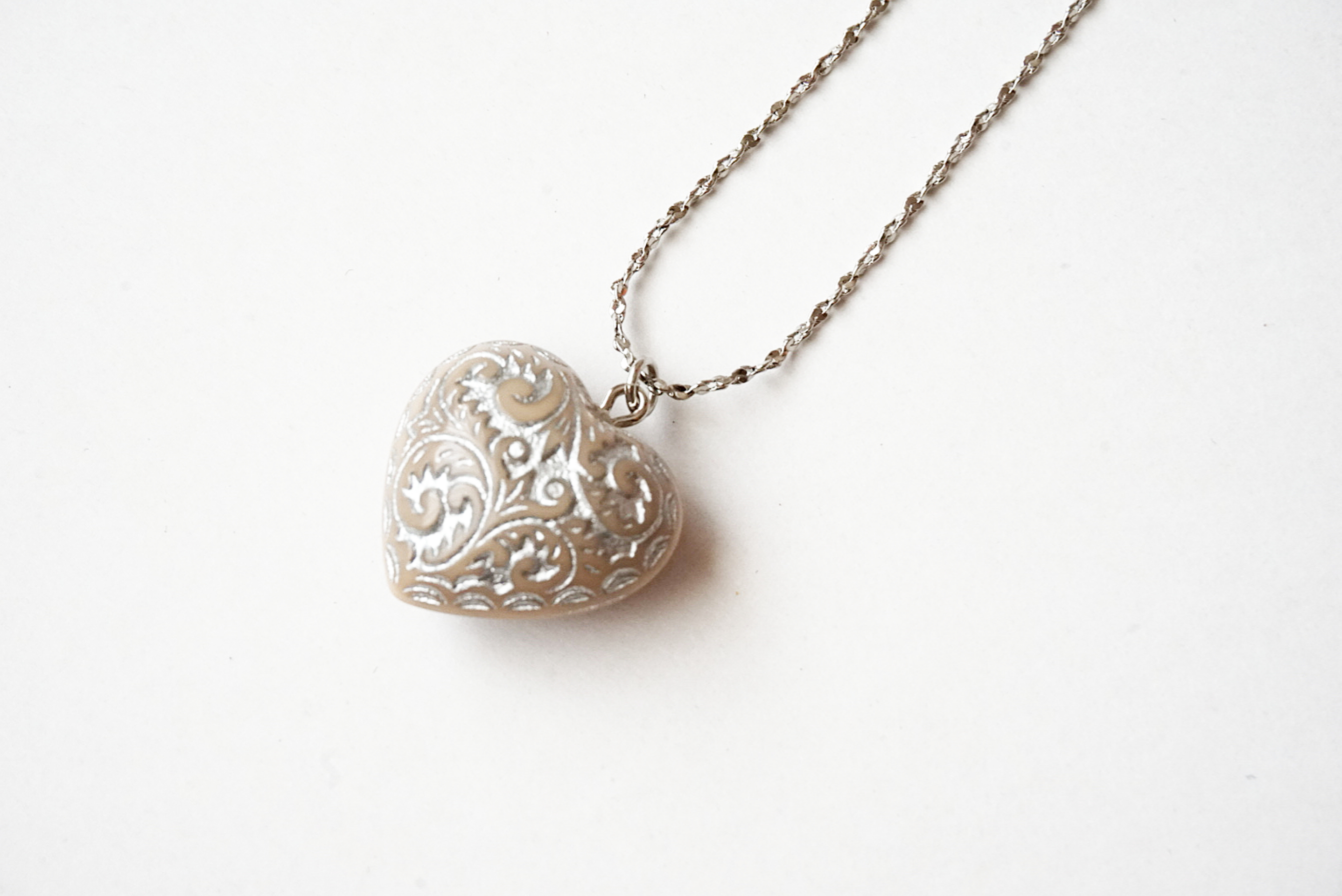 アンティークハートネックレス(ベージュ×シルバー)の画像2