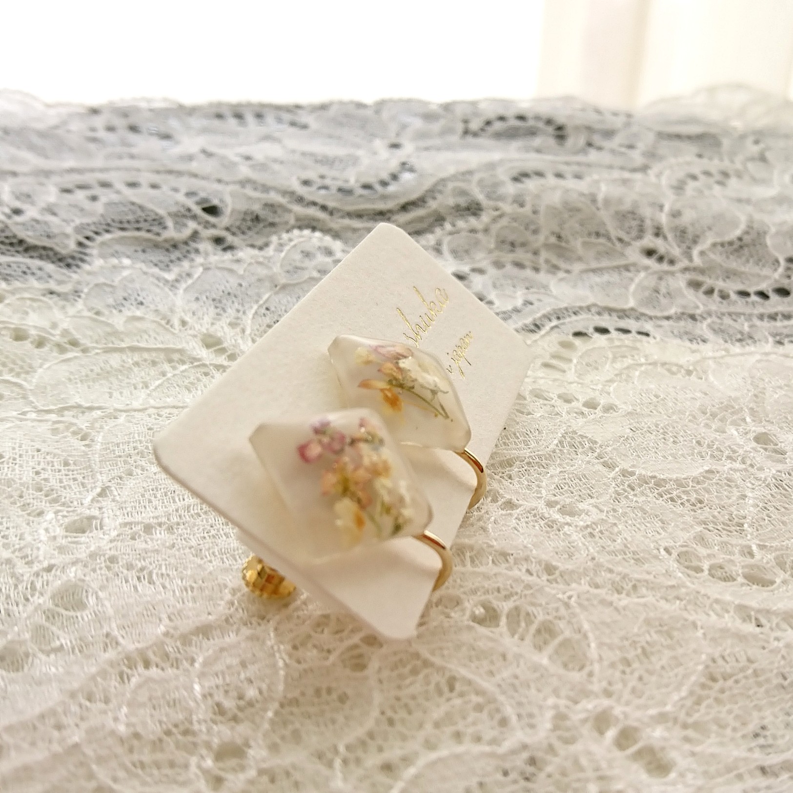 スイートアリッサムのミニイヤリングの画像2