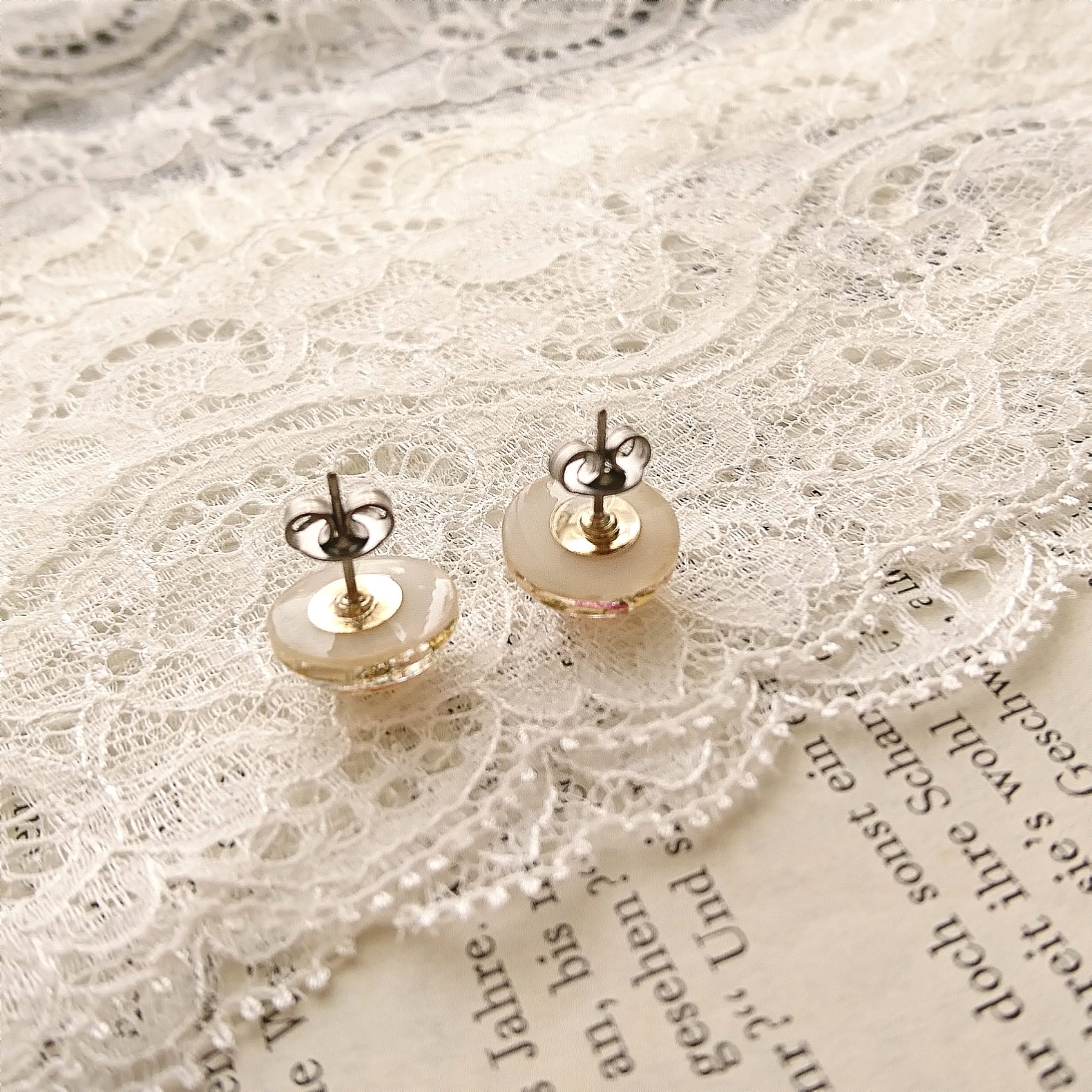 スイートアリッサムのミニピアスの画像3