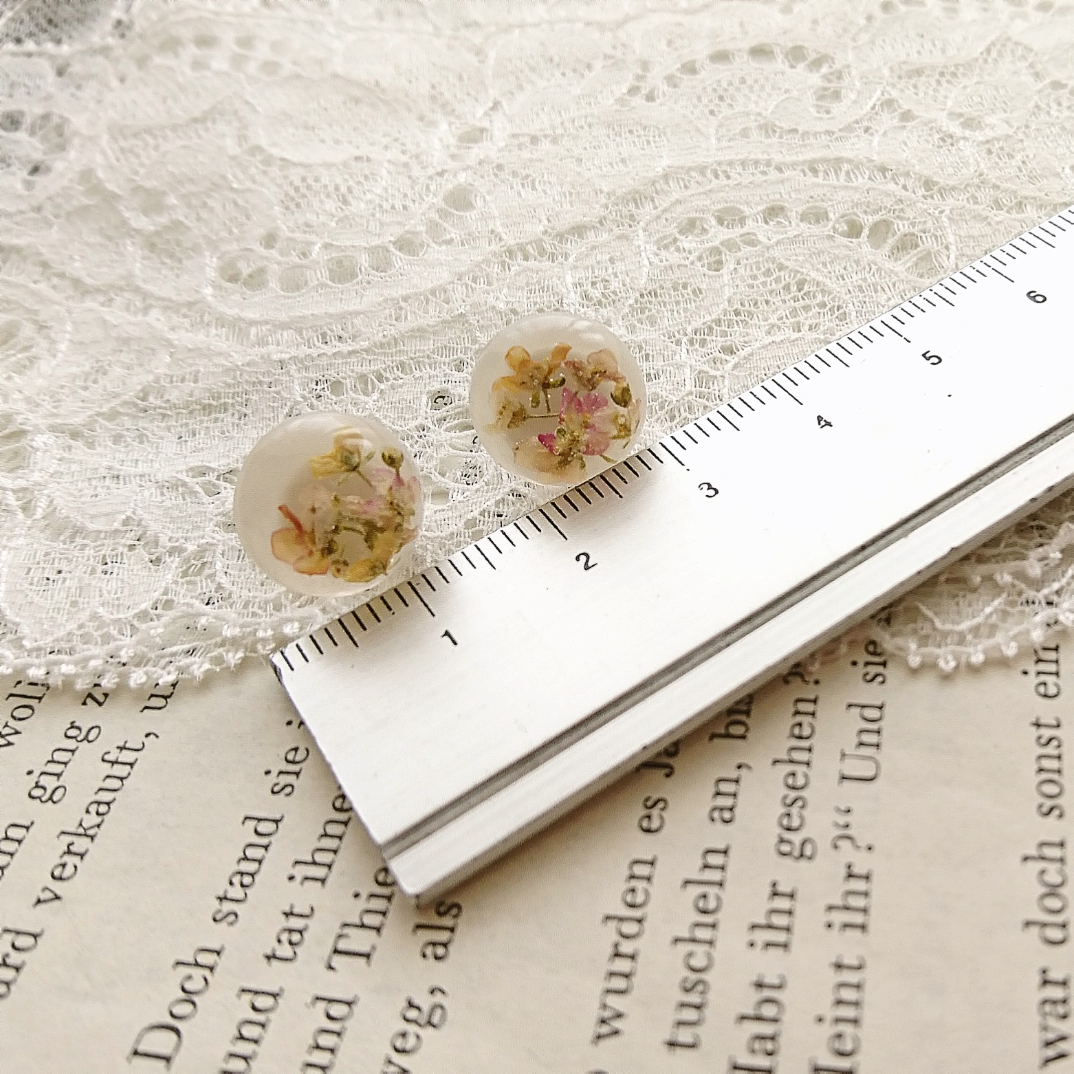 スイートアリッサムのミニピアスの画像4