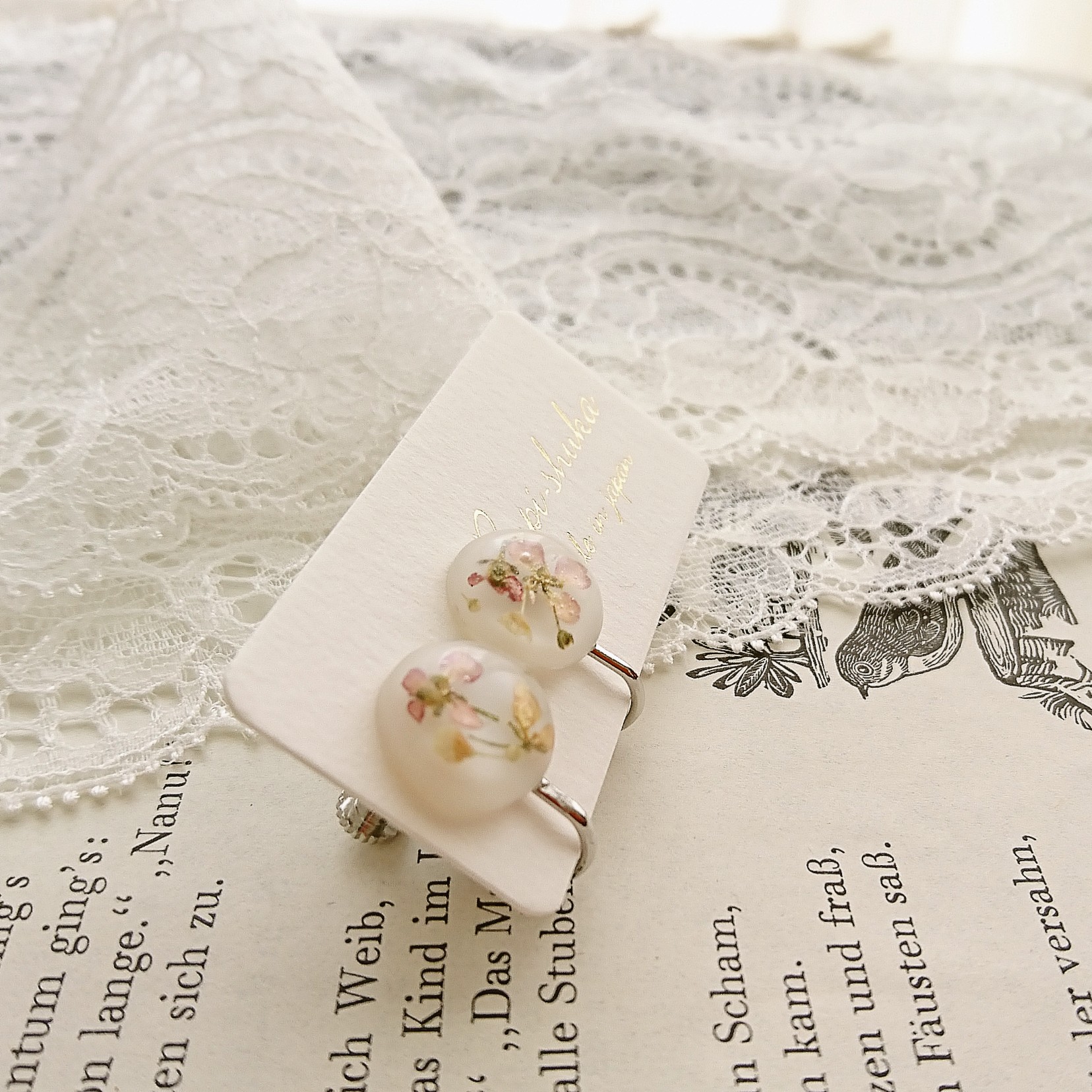 スイートアリッサムのミニイヤリングの画像2