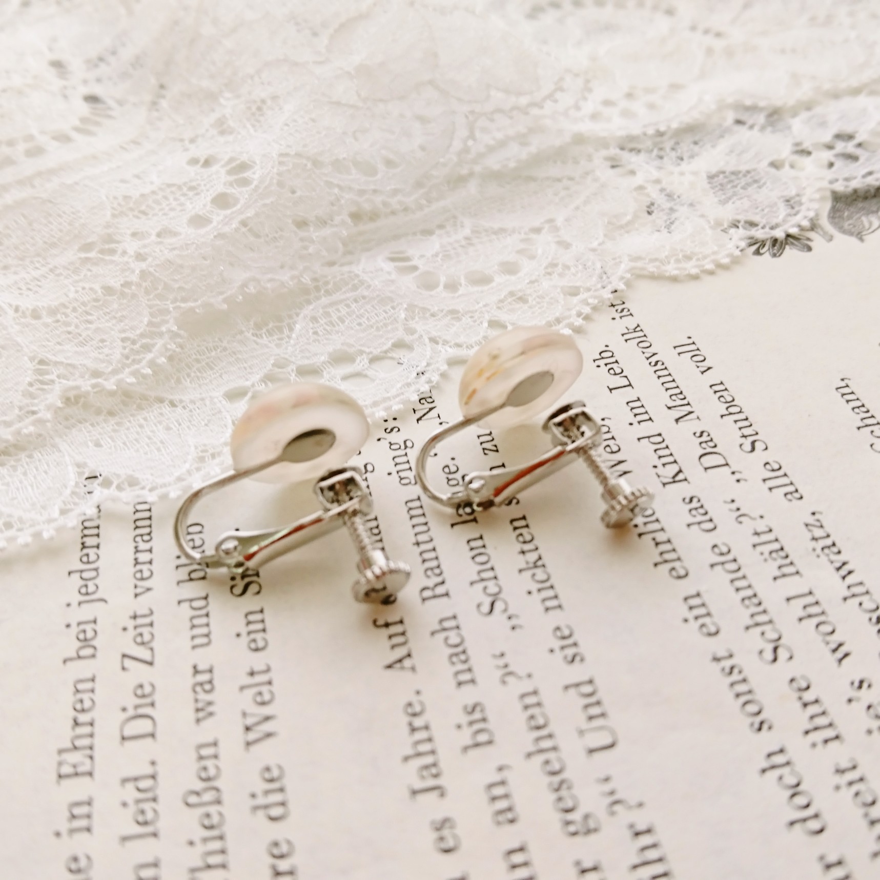 スイートアリッサムのミニイヤリングの画像3