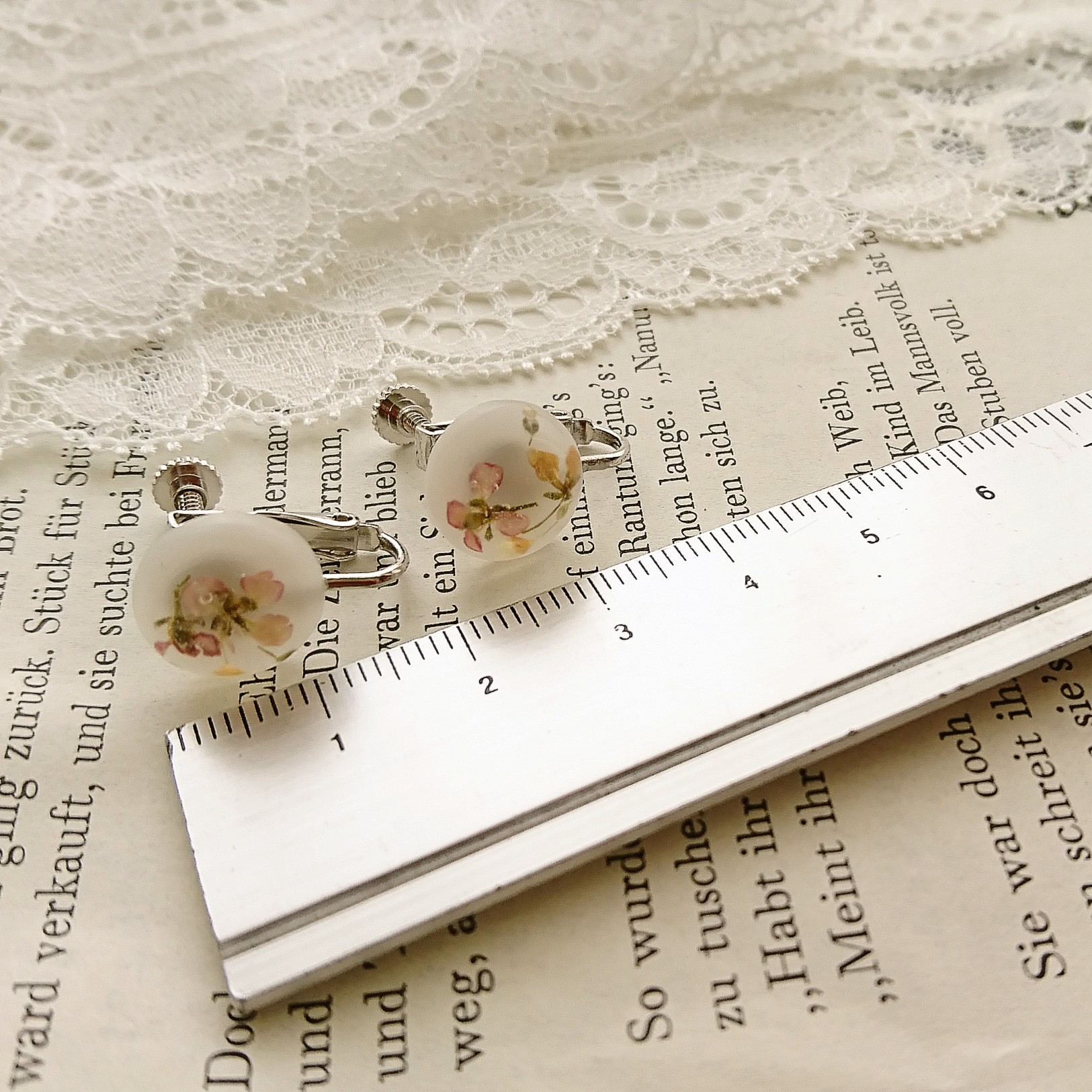 スイートアリッサムのミニイヤリングの画像4