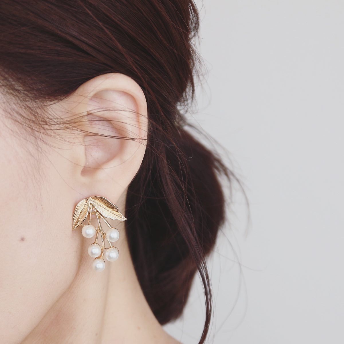 パールの実 フェミニンボタニカル ネジバネ式イヤリング（ピアス変更可）の画像2