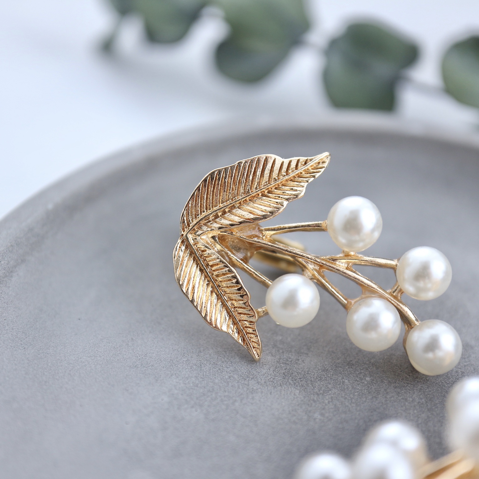 パールの実 フェミニンボタニカル ネジバネ式イヤリング（ピアス変更可）の画像3