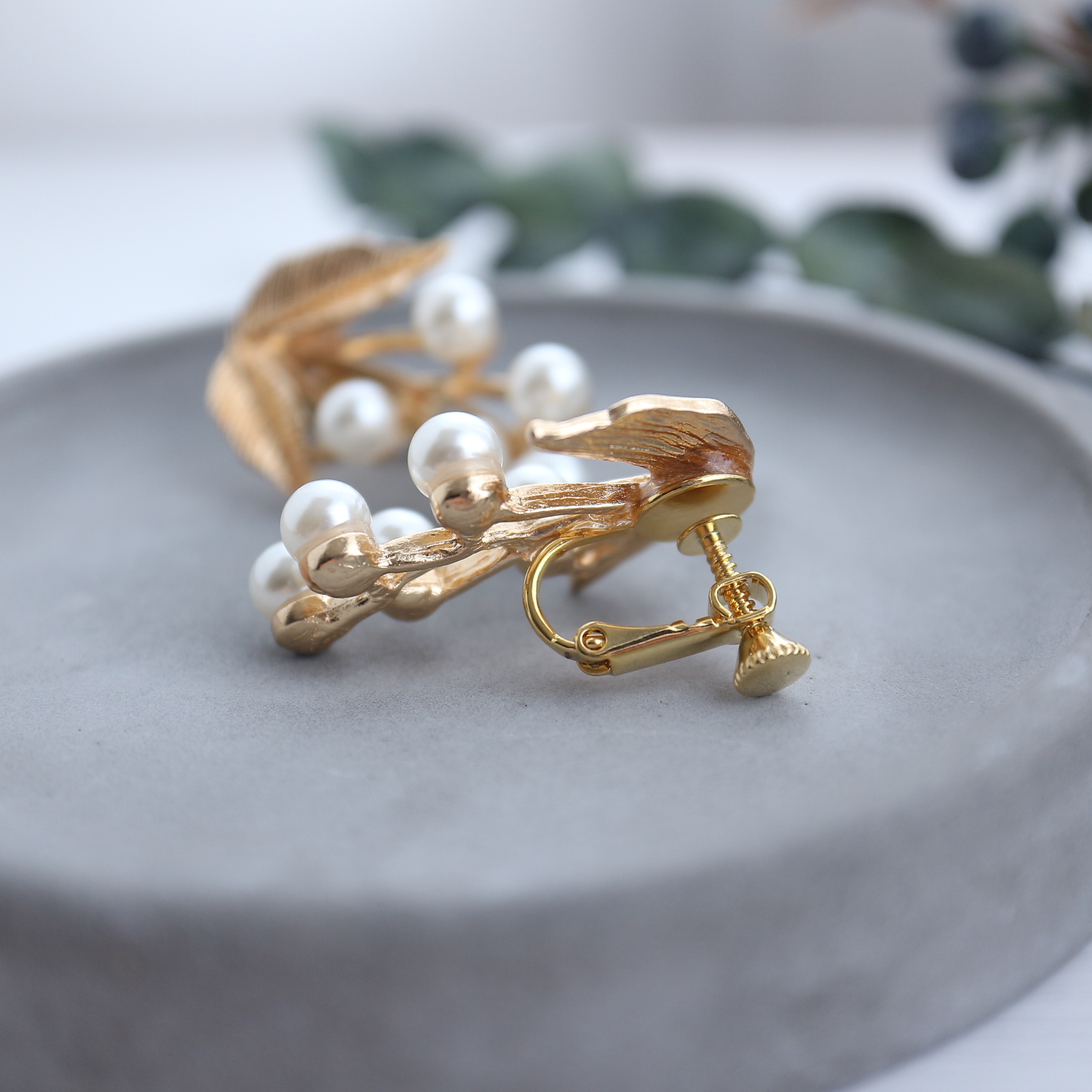 パールの実 フェミニンボタニカル ネジバネ式イヤリング（ピアス変更可）の画像4