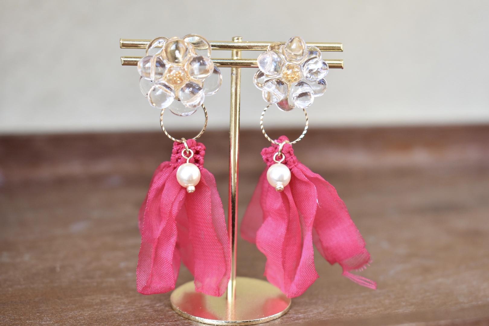 透明なお花（大）❁赤いタッセルのピアス・イヤリングの画像3