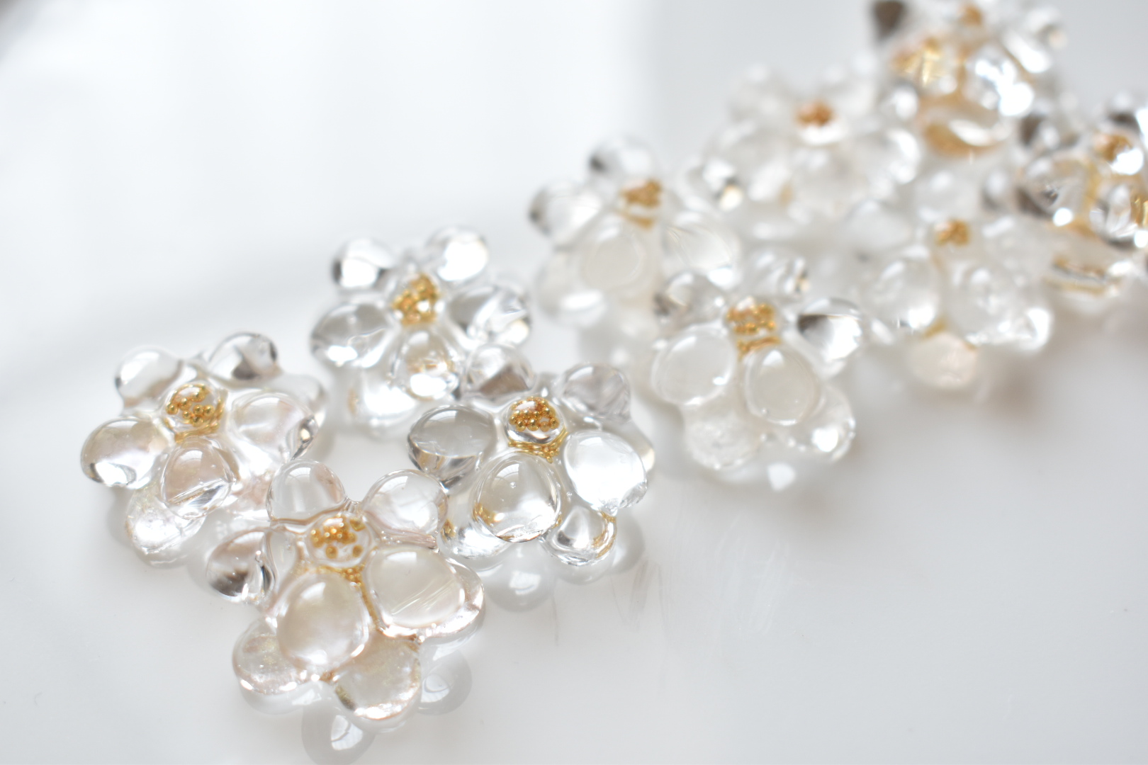 透明なお花（大）❁赤いタッセルのピアス・イヤリングの画像5