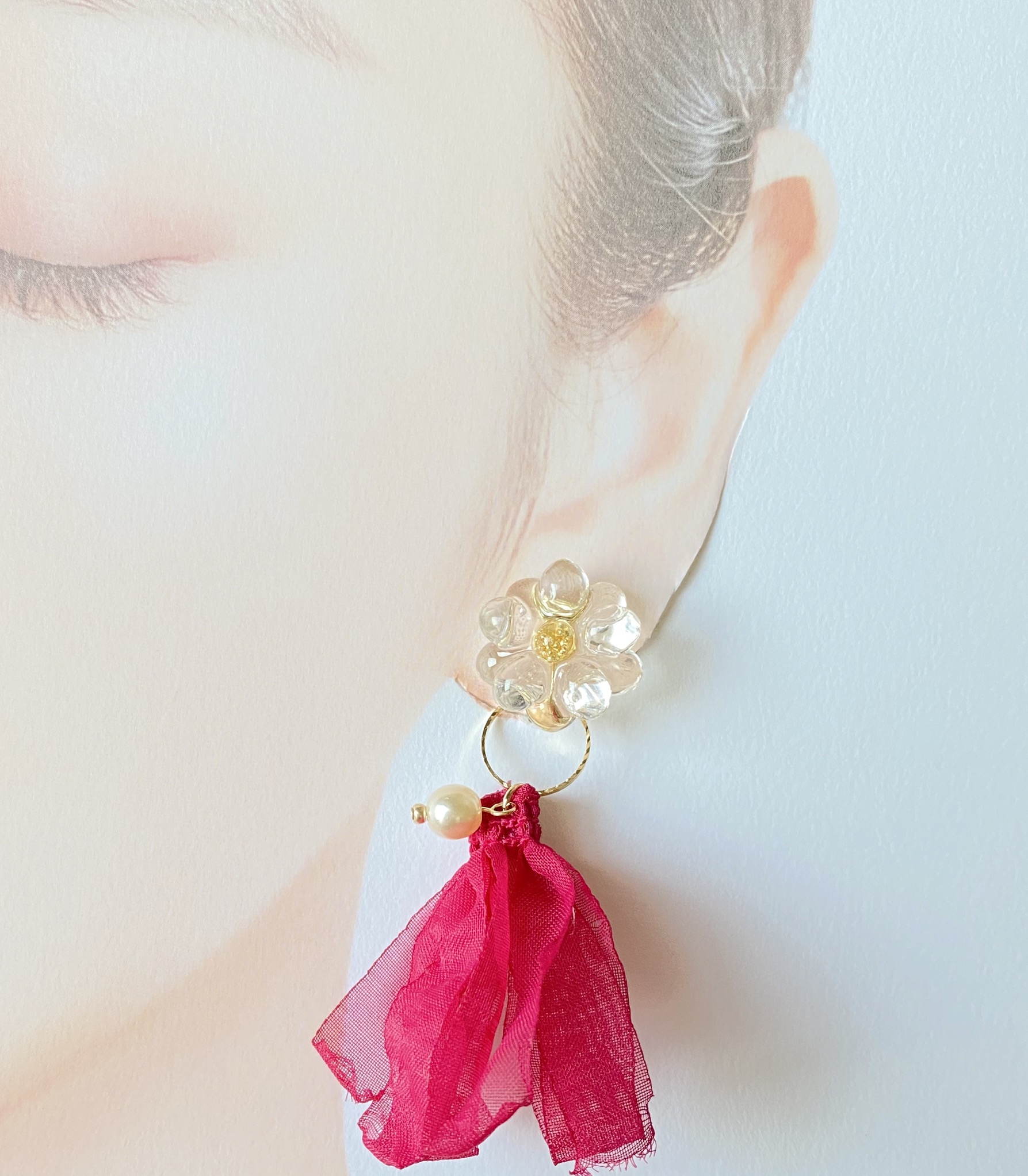 透明なお花（小）❁赤いタッセルのピアス・イヤリングの画像2