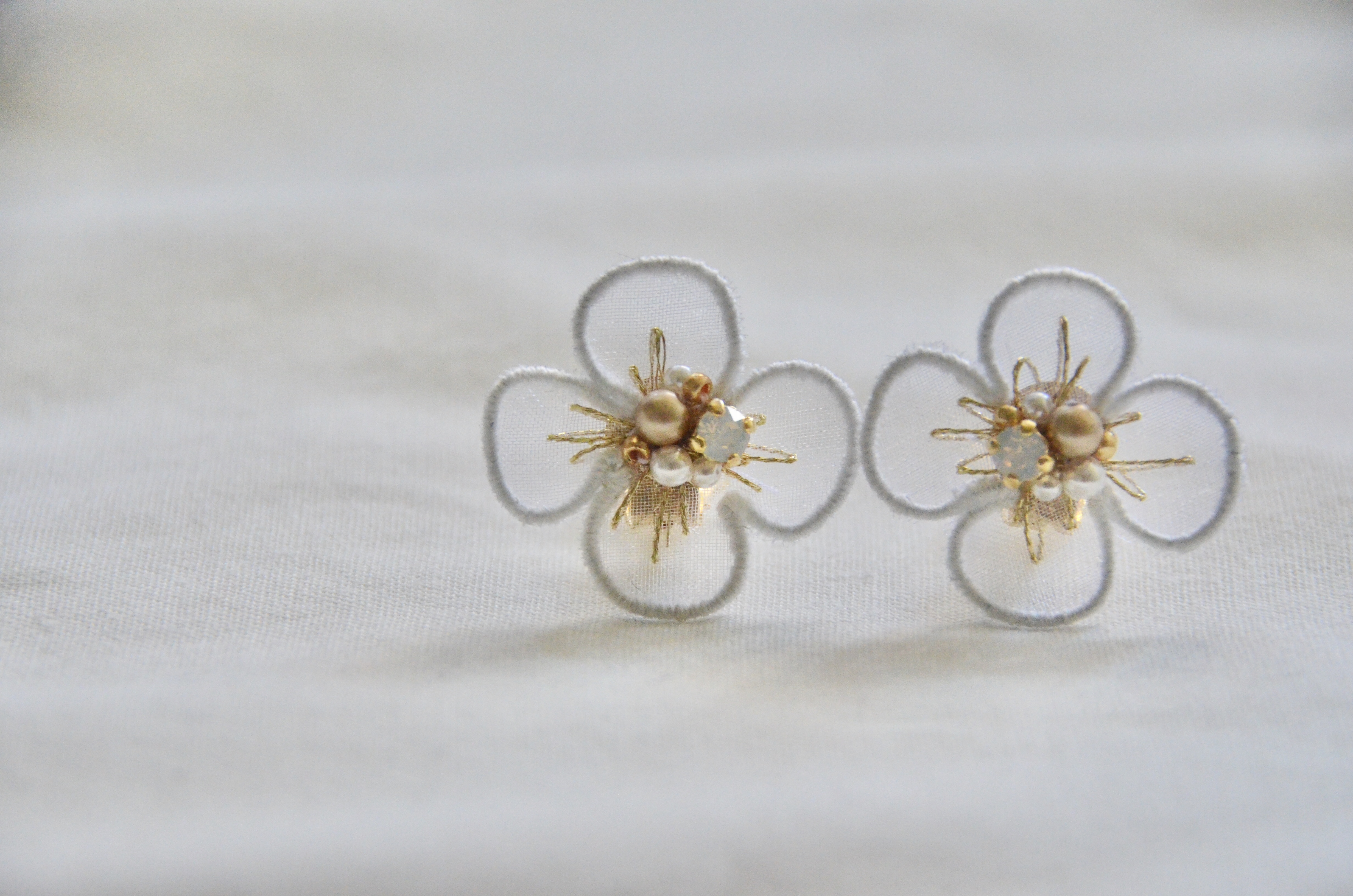 ohana オーガンジー刺繍の耳飾りの画像2