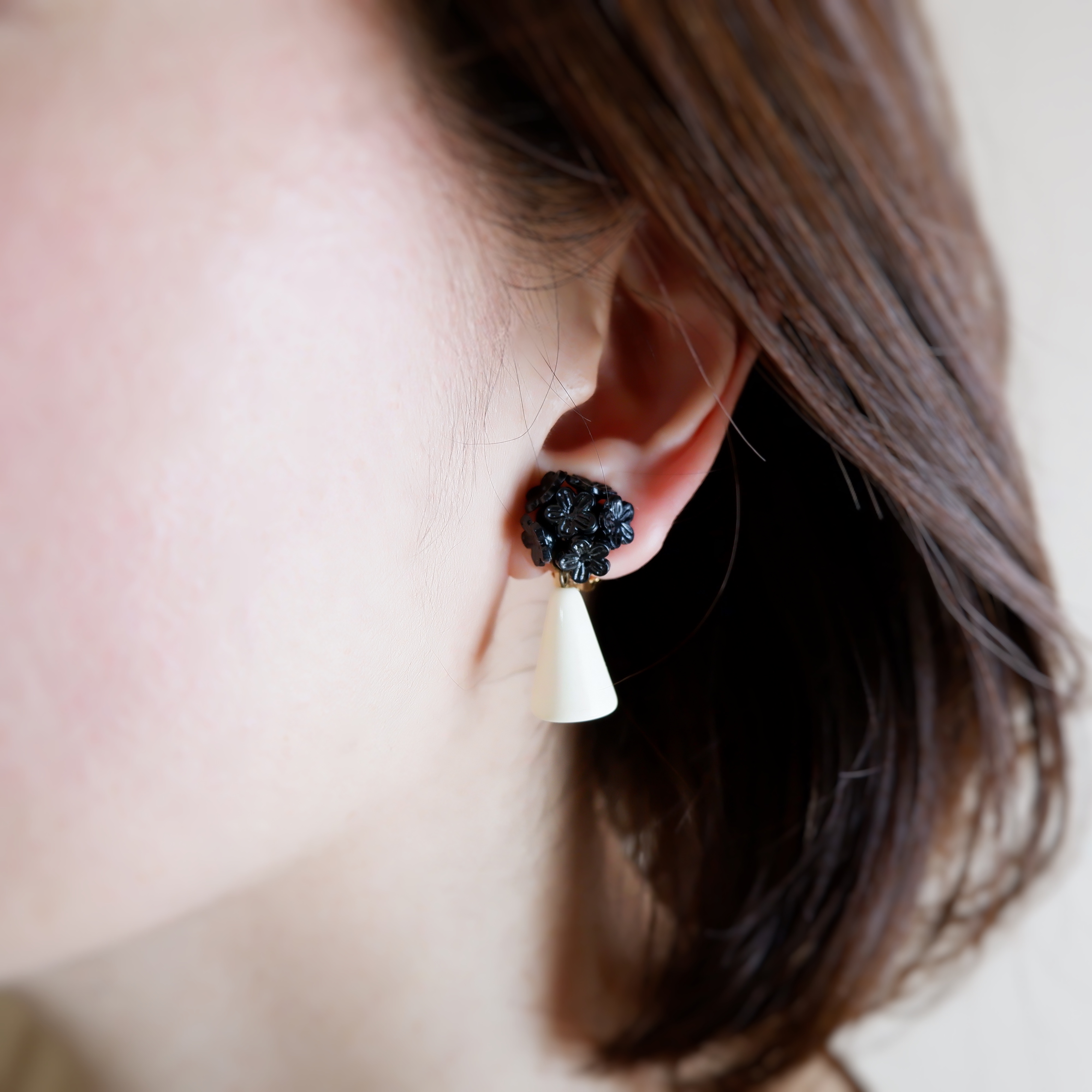  Black Bouquet Pierced Earrings / Ear Clipsの画像2
