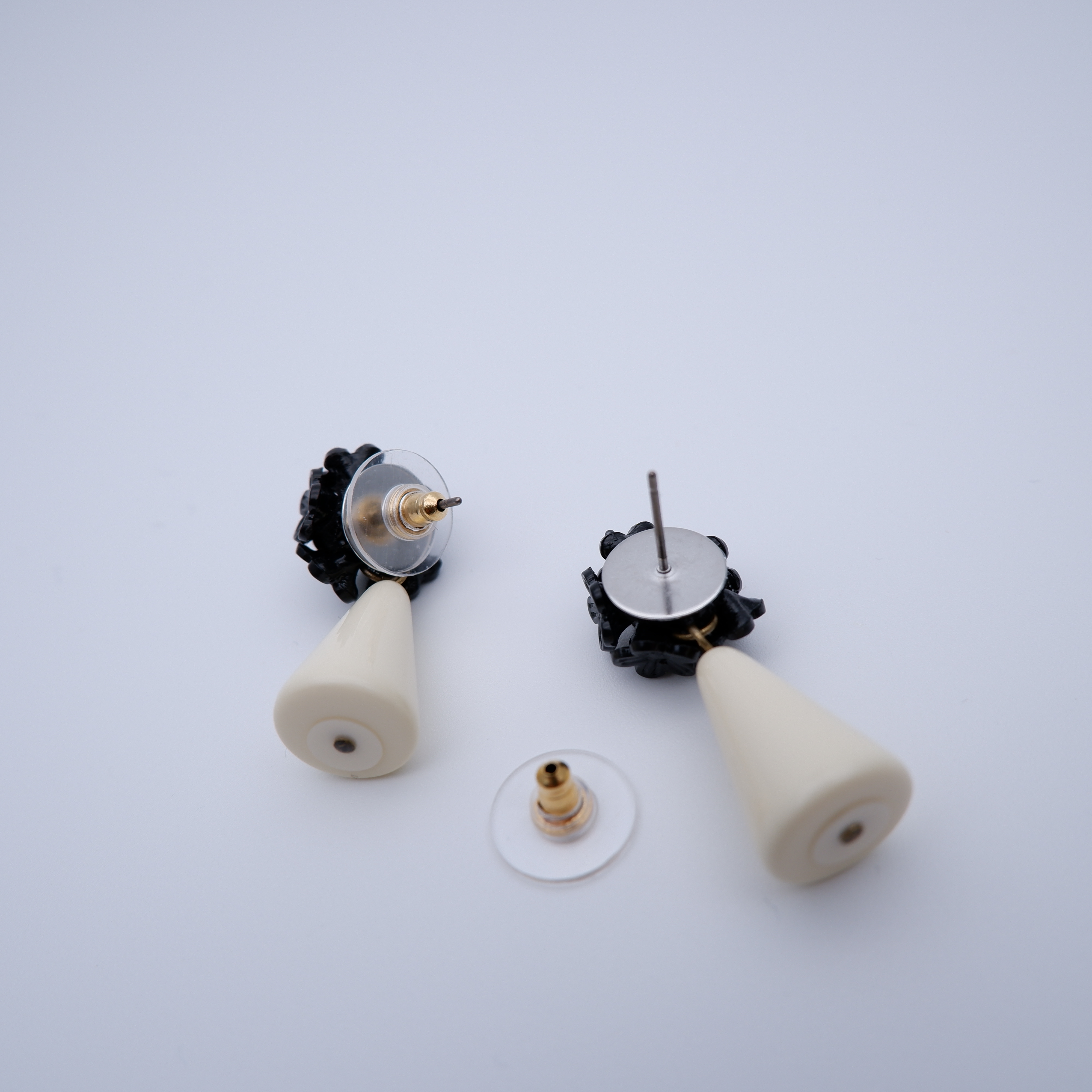  Black Bouquet Pierced Earrings / Ear Clipsの画像4