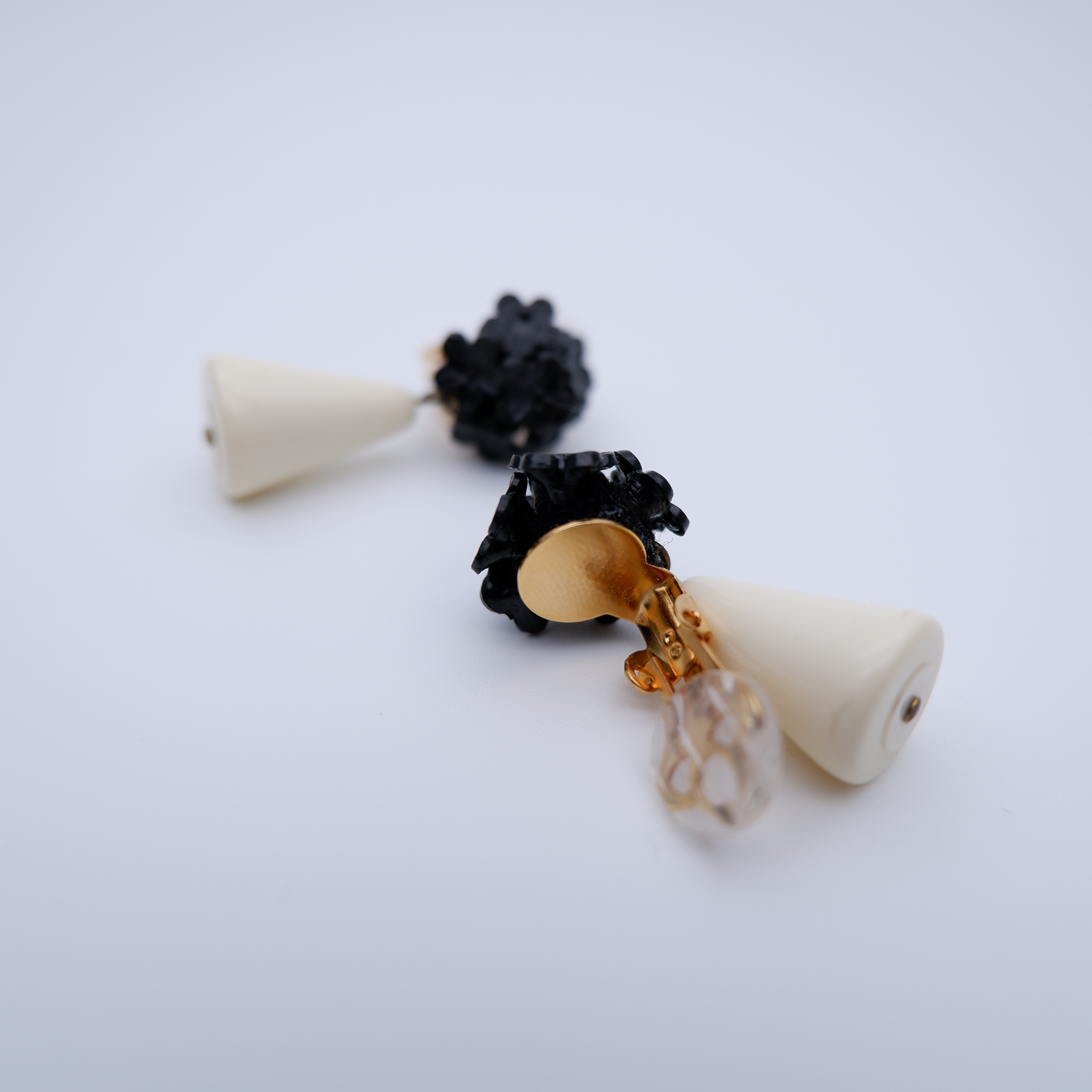  Black Bouquet Pierced Earrings / Ear Clipsの画像6