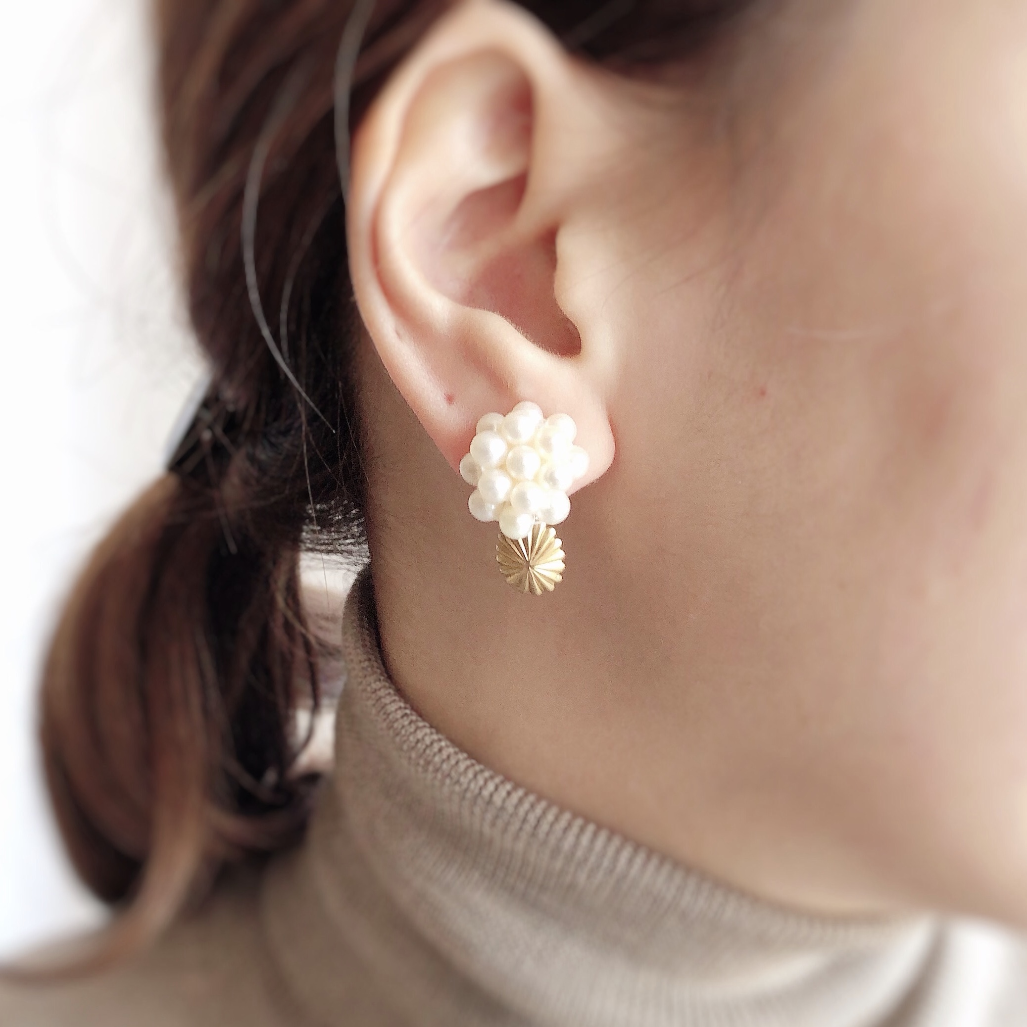 Pearl and brass chrysanthemum Pierced Earrings / Ear Clipsの画像2