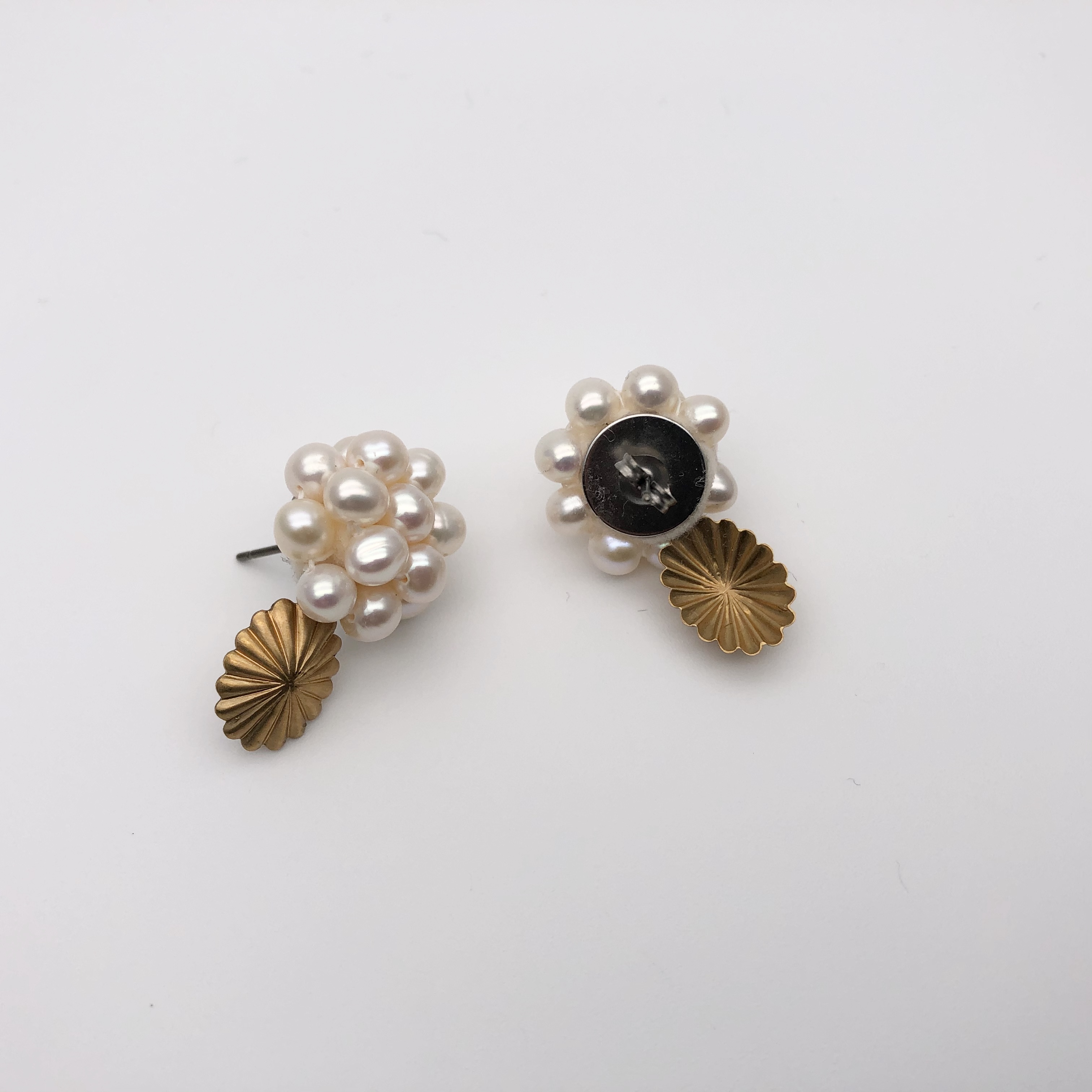 Pearl and brass chrysanthemum Pierced Earrings / Ear Clipsの画像4
