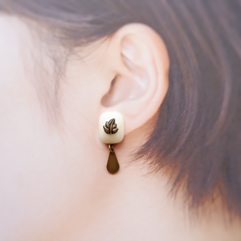 Leaf Pierced Earrings / Ear Clips (ivory)の画像2