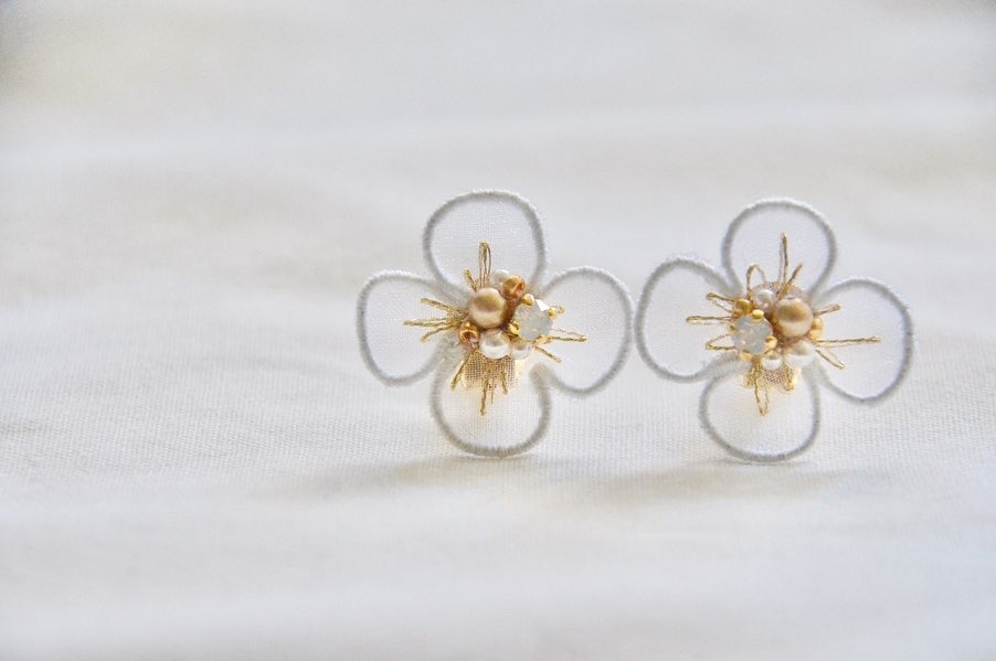 オーガンジー刺繍のお花の耳飾りの画像2