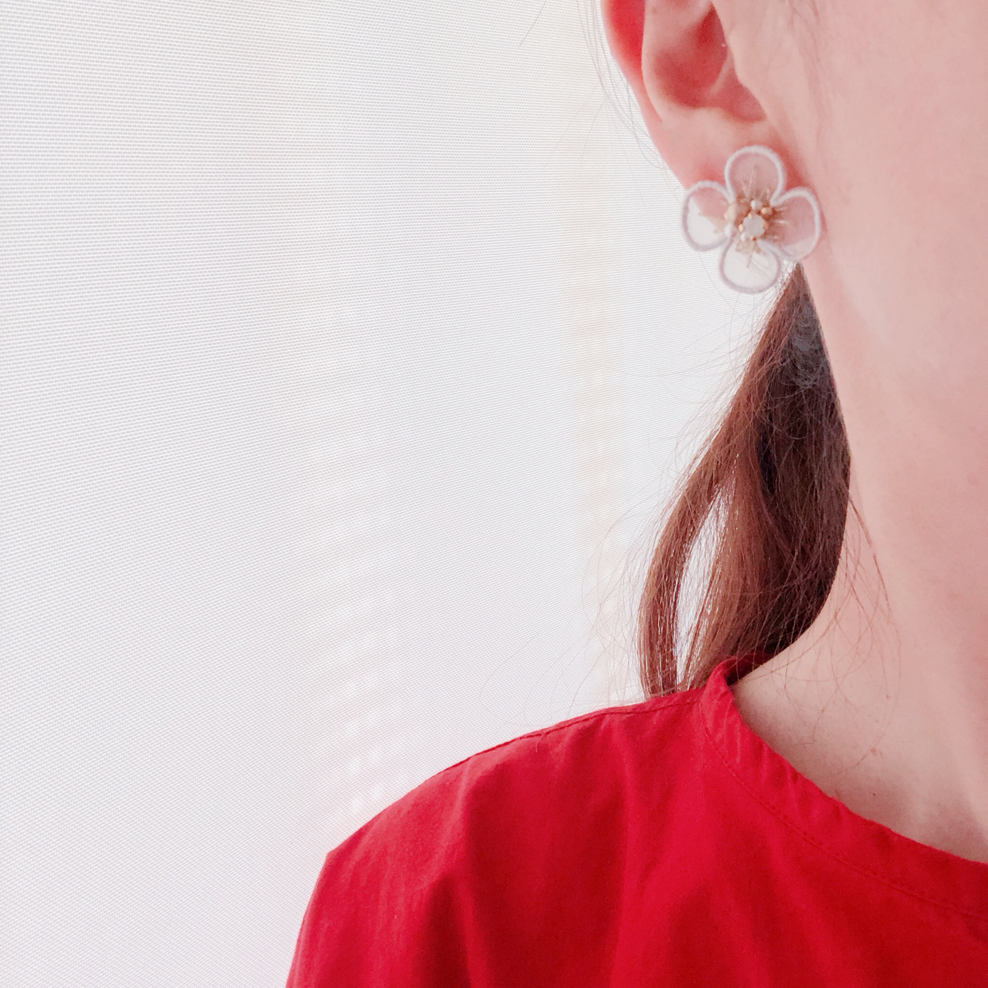 オーガンジー刺繍のお花の耳飾りの画像3