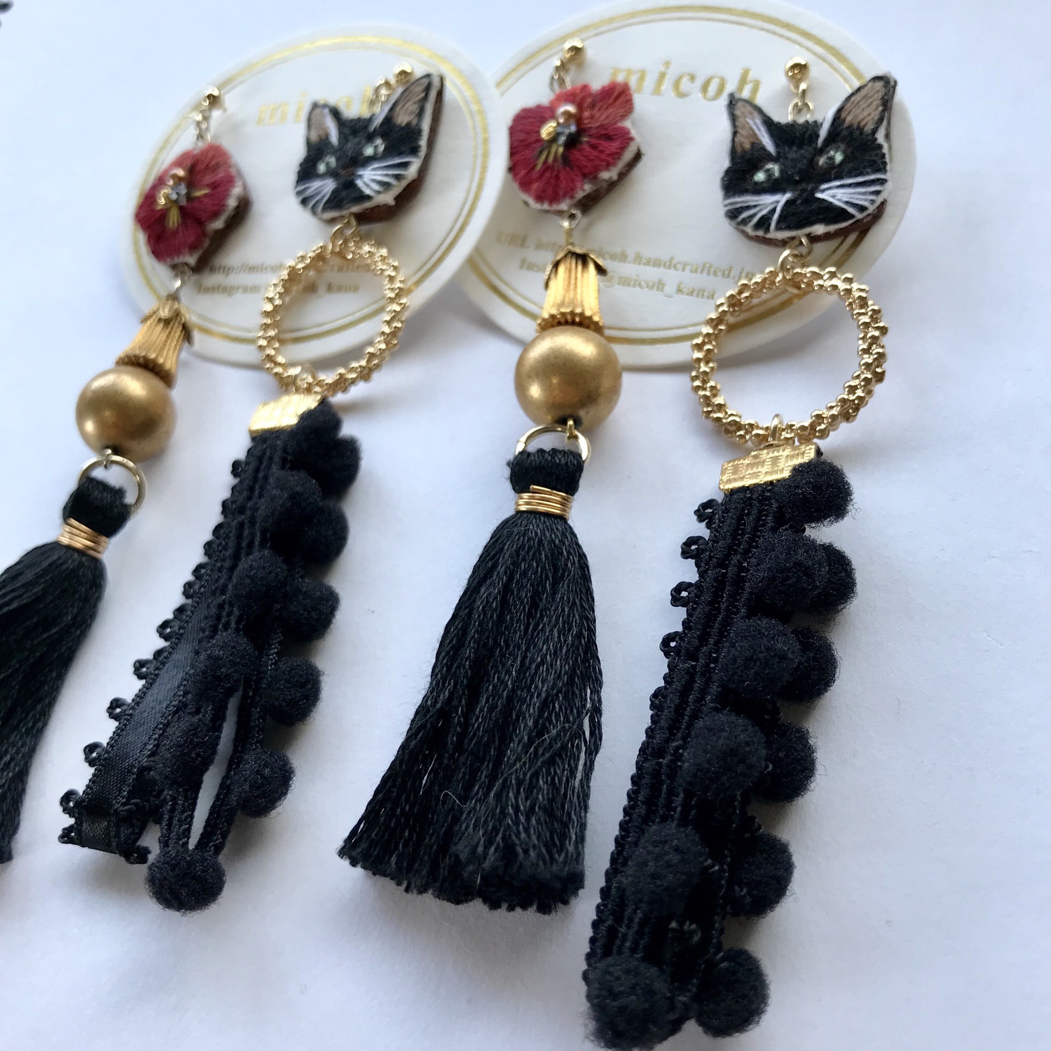 黒猫とビオラのブラックタッセルピアスの画像2