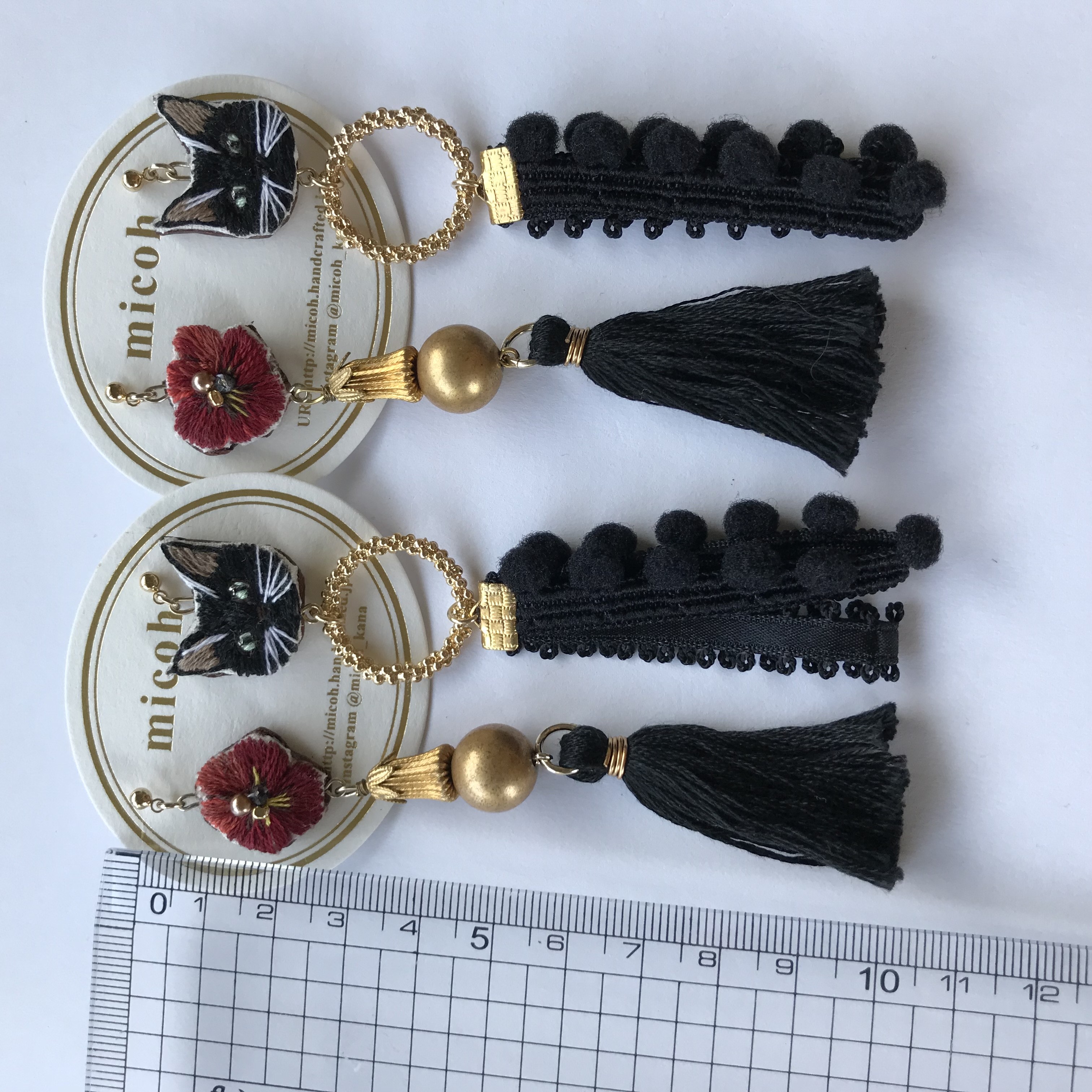 黒猫とビオラのブラックタッセルピアスの画像3