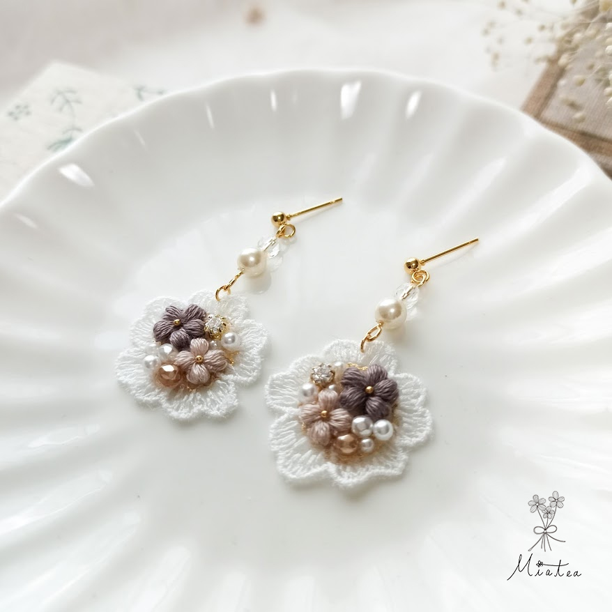 ゆらゆらレースのお花ビジュー「ラテ」＊刺繍糸のお花ピアス／イヤリングの画像2