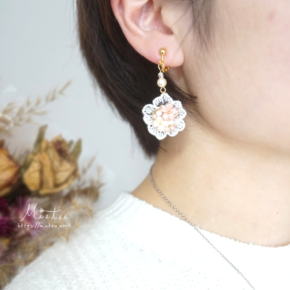 ゆらゆらレースのお花ビジュー「ます花色」＊刺繍糸のお花ピアス／イヤリングの画像3