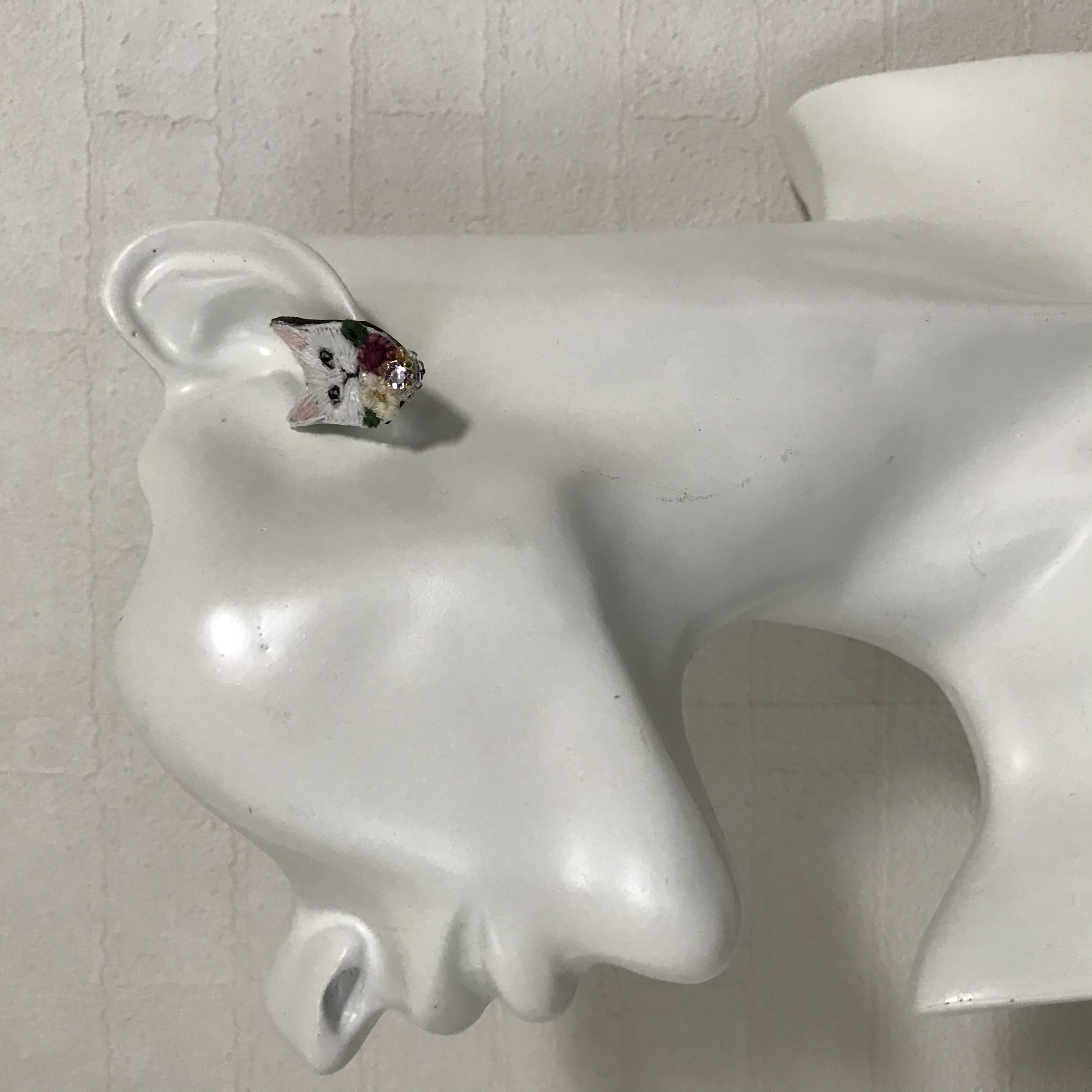 フラワーアレンジメント　キャットピアス(オッドアイ白猫)  の画像5