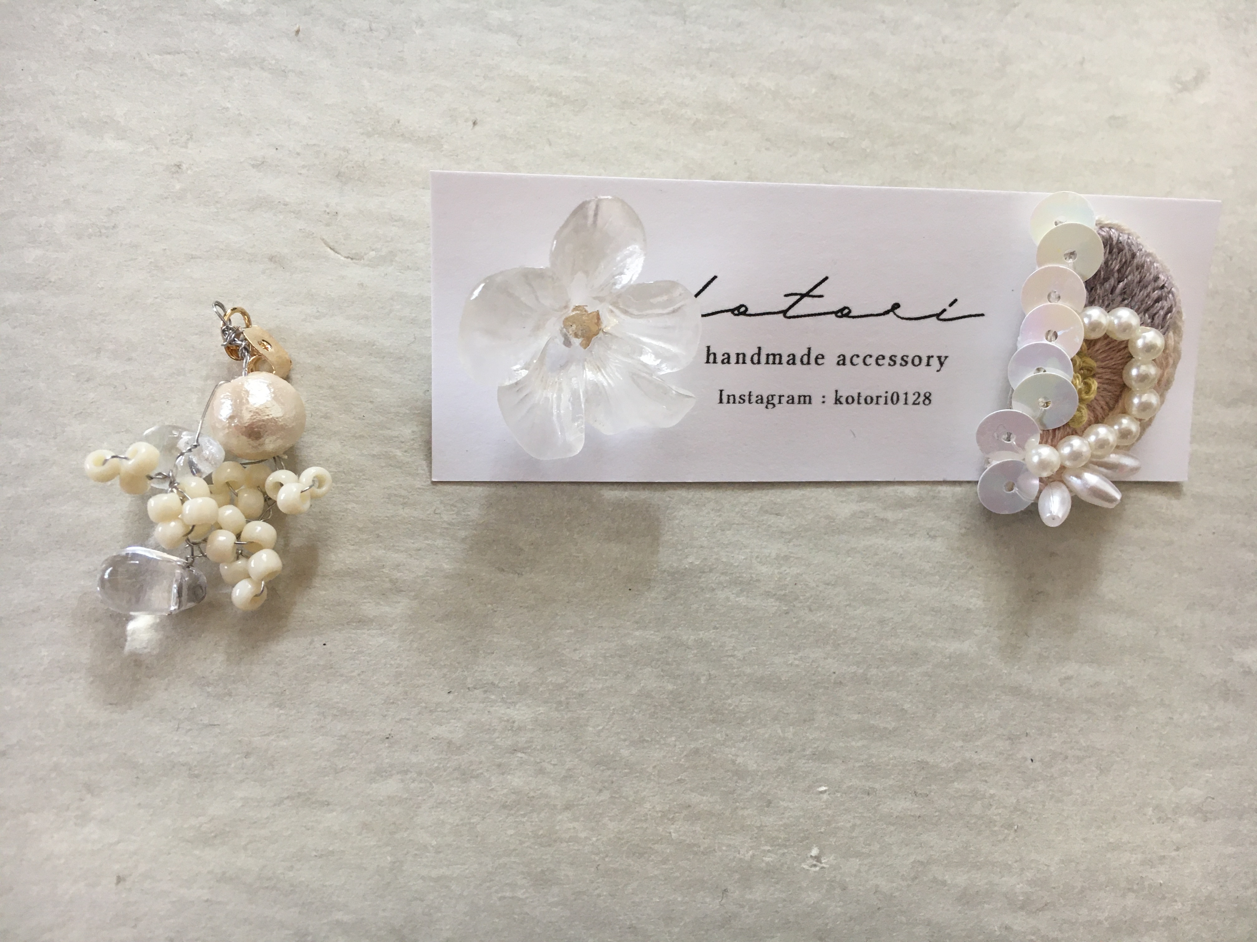 半月とクリアなお花のピアスの画像2