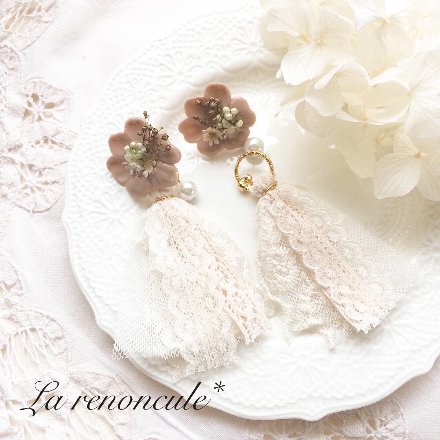 ミルクティピンクのふんわりアクセサリーの画像3